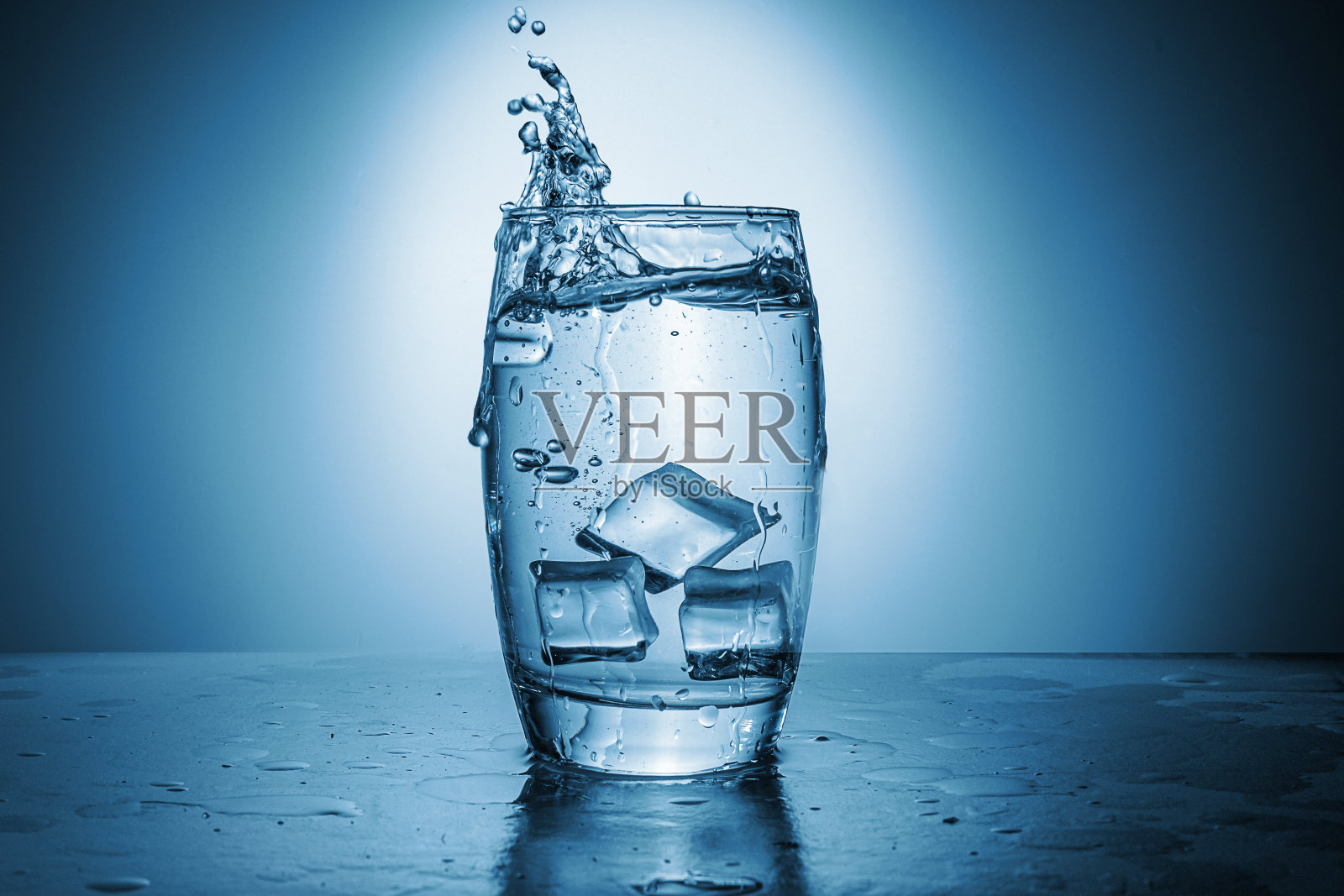 一杯水，柠檬和冰照片摄影图片