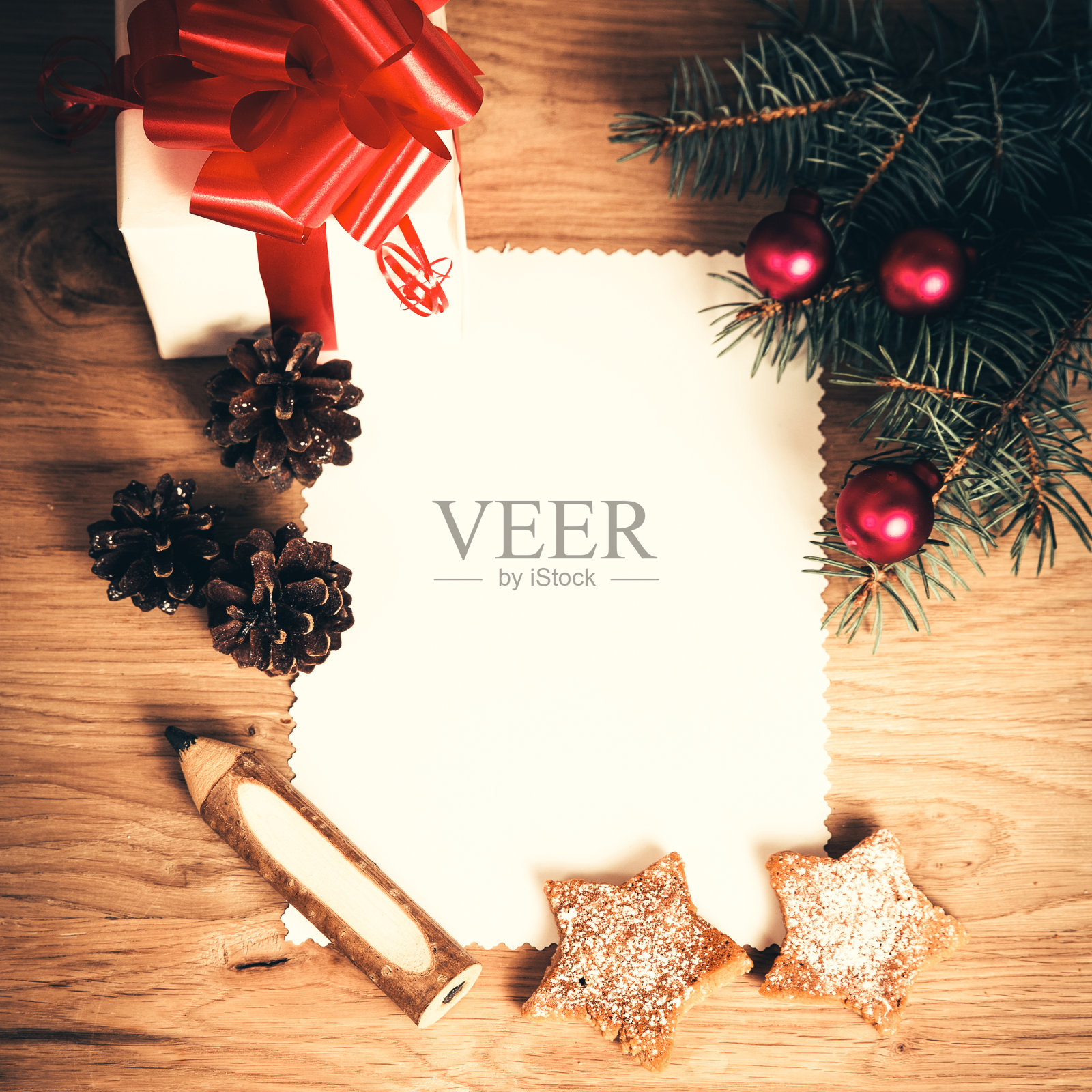 一张白纸和一支铅笔放在木地板上照片摄影图片