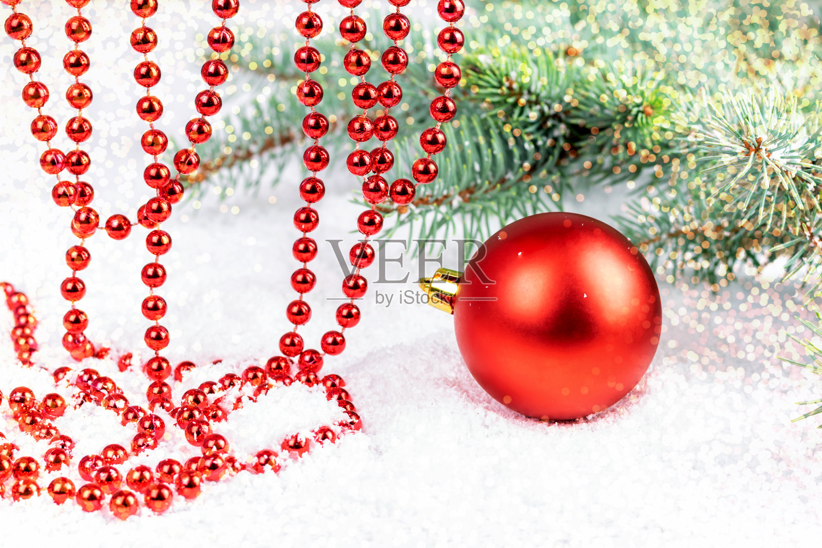 圣诞节和新年的背景与红色的珠子和球体上的白色的雪。照片摄影图片