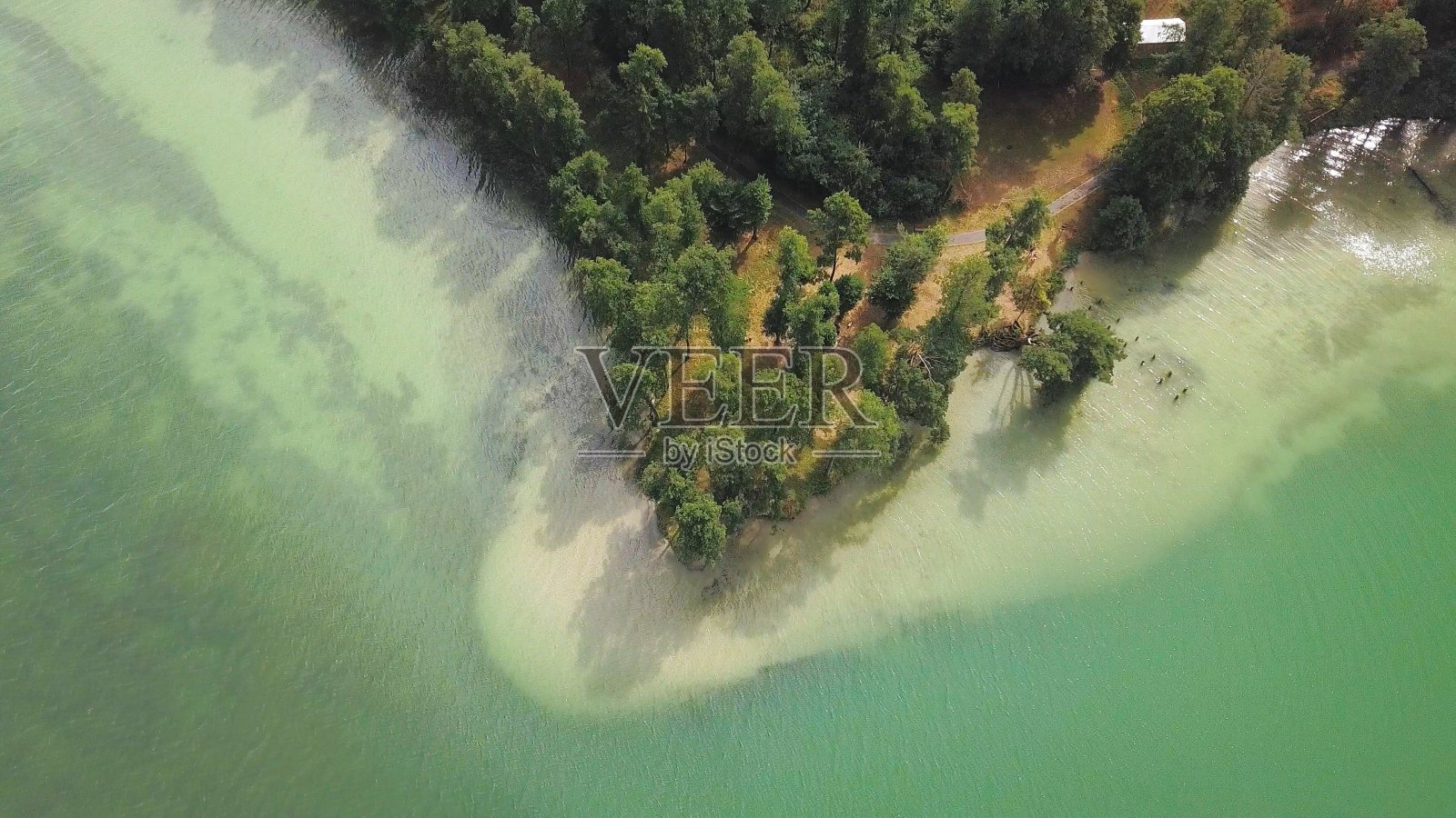 鸟瞰半岛上的绿松石碧水湖照片摄影图片