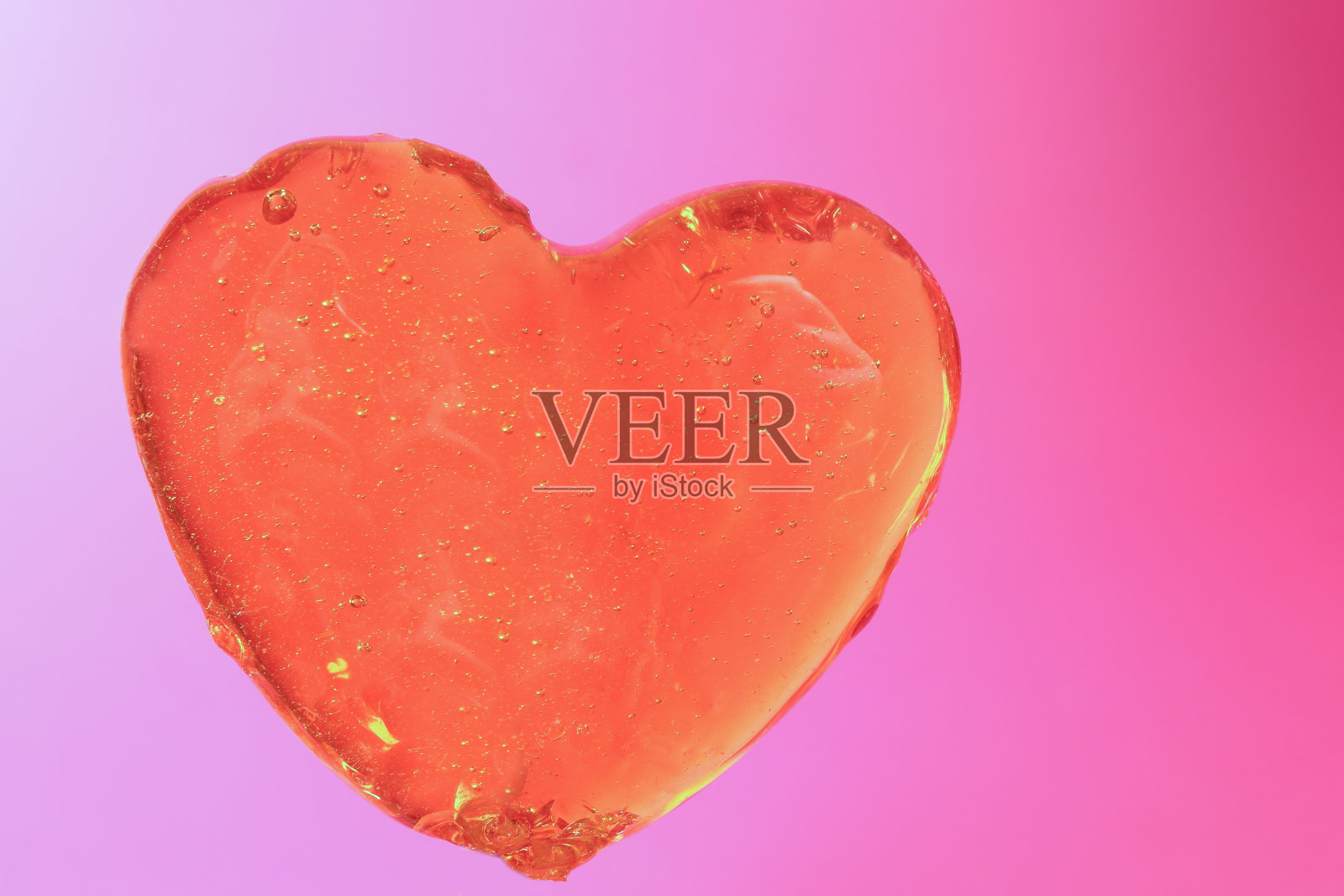 美丽的红色心形靠近粉红色的背景。浪漫的贺卡照片摄影图片