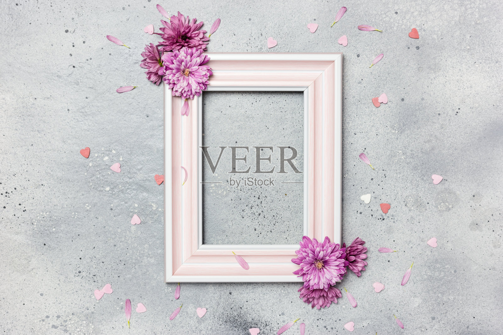 空的相框和花在灰色的石头背景照片摄影图片