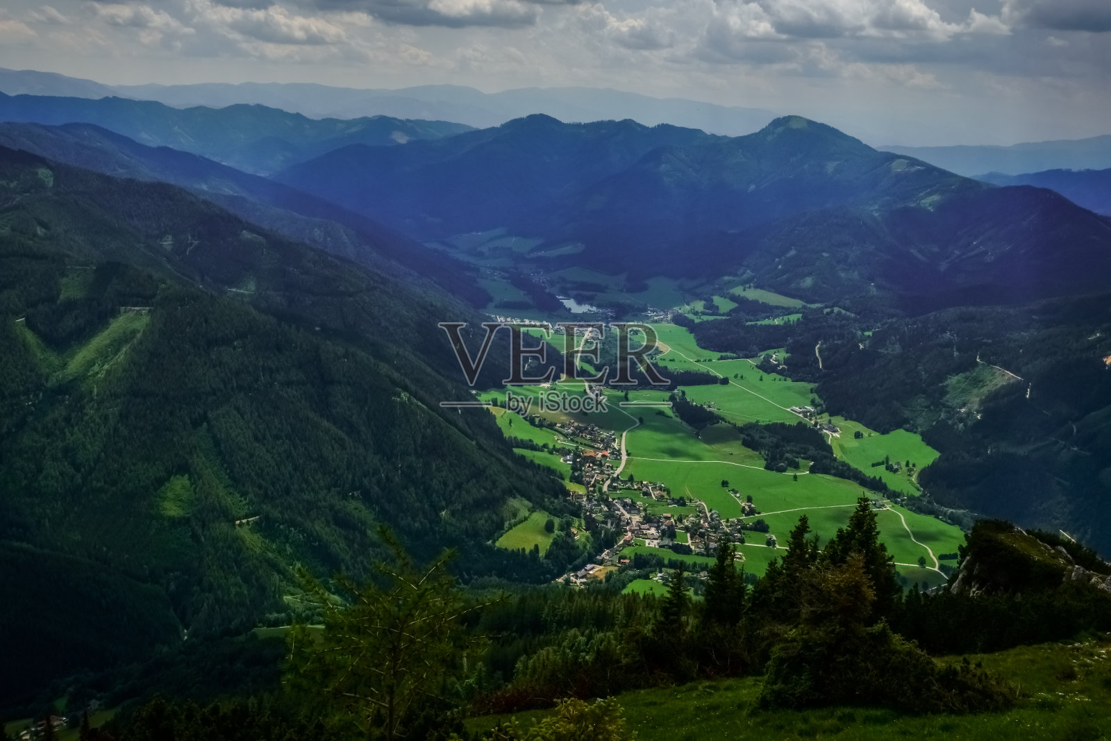 夏天徒步旅行时，美丽的绿意盎然的山谷照片摄影图片