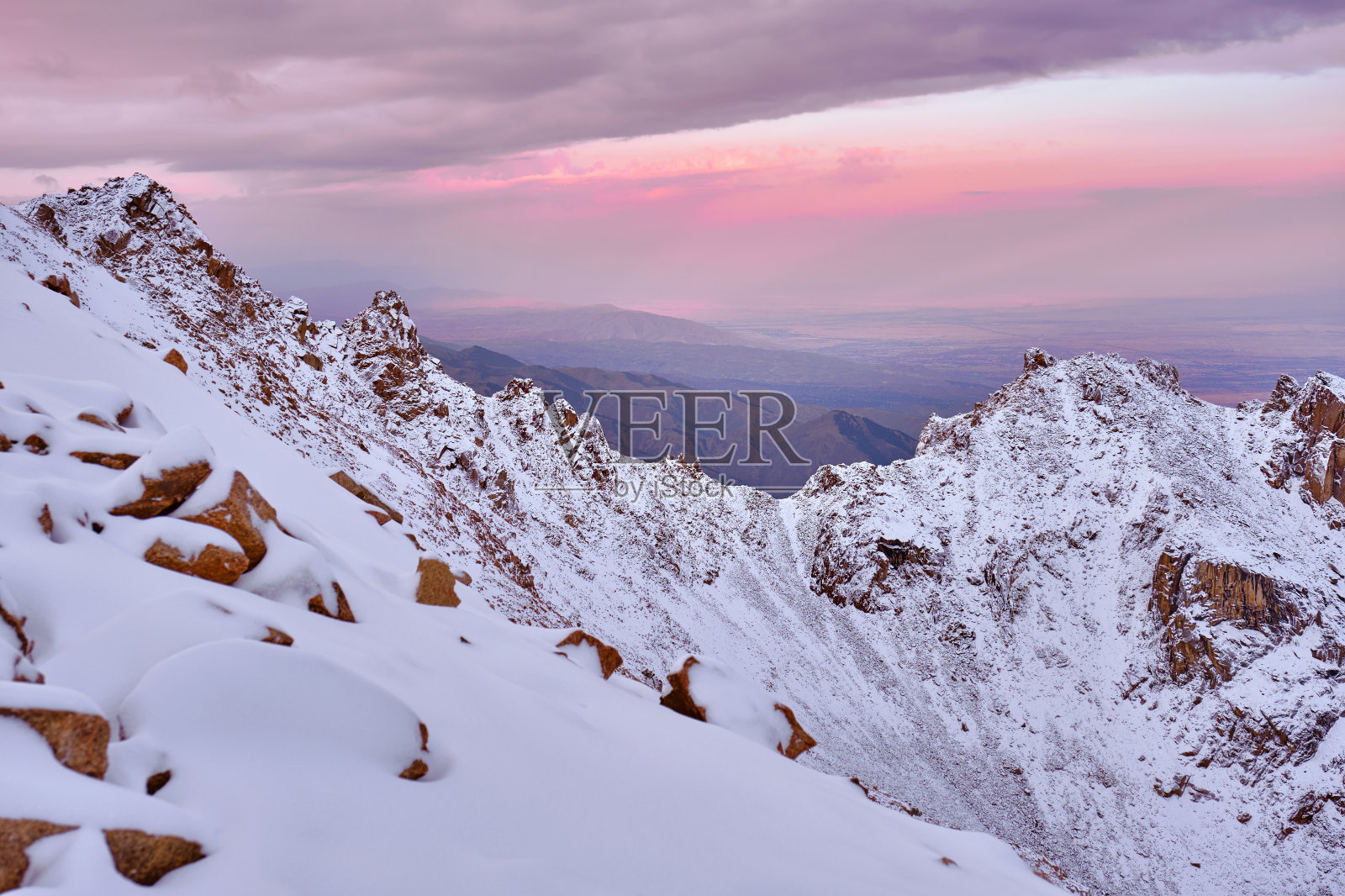 雪山岩谷照片摄影图片