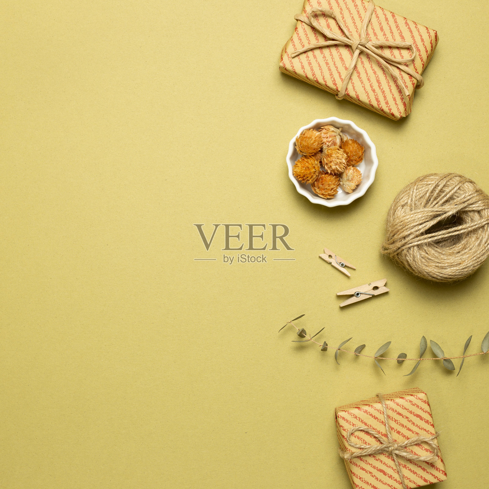 以卡其色为背景的干花礼品盒。平铺，俯视图，拷贝空间照片摄影图片