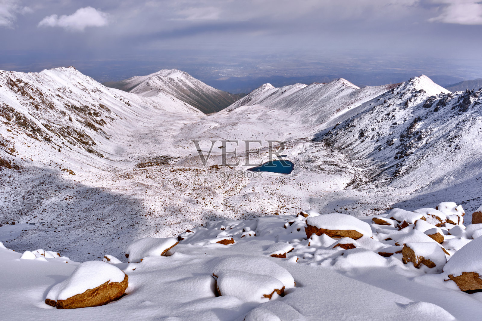 山脉早晨降雪冰碛湖照片摄影图片