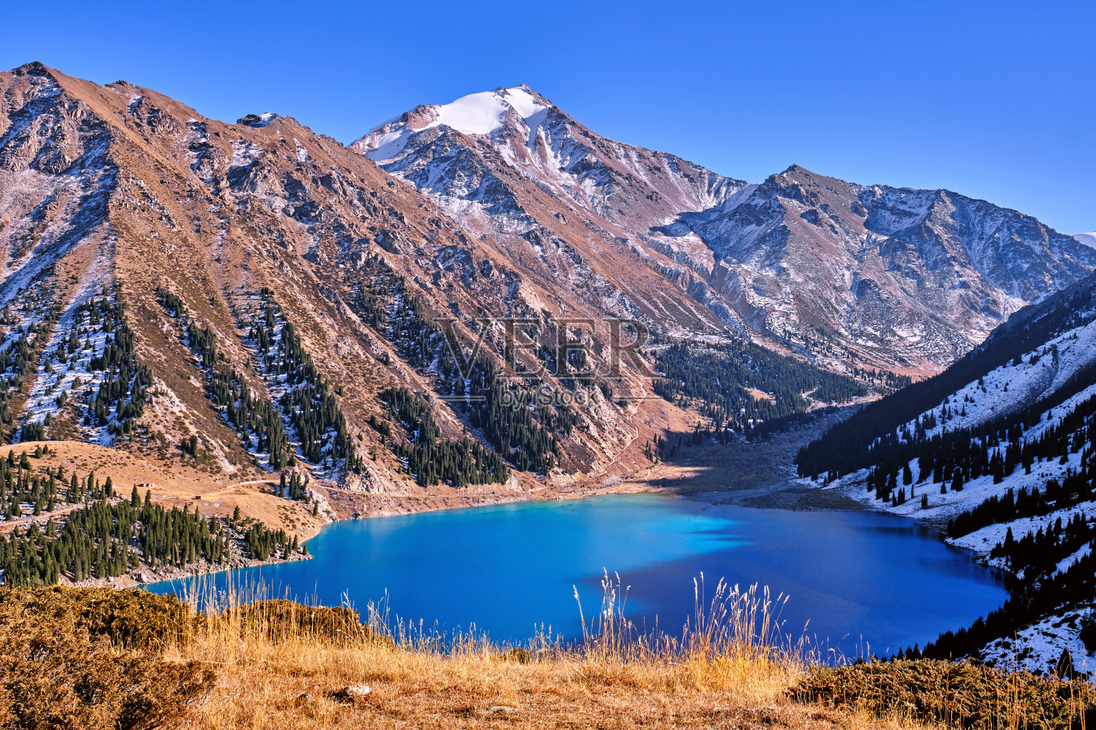 绿松石水湖山峰照片摄影图片
