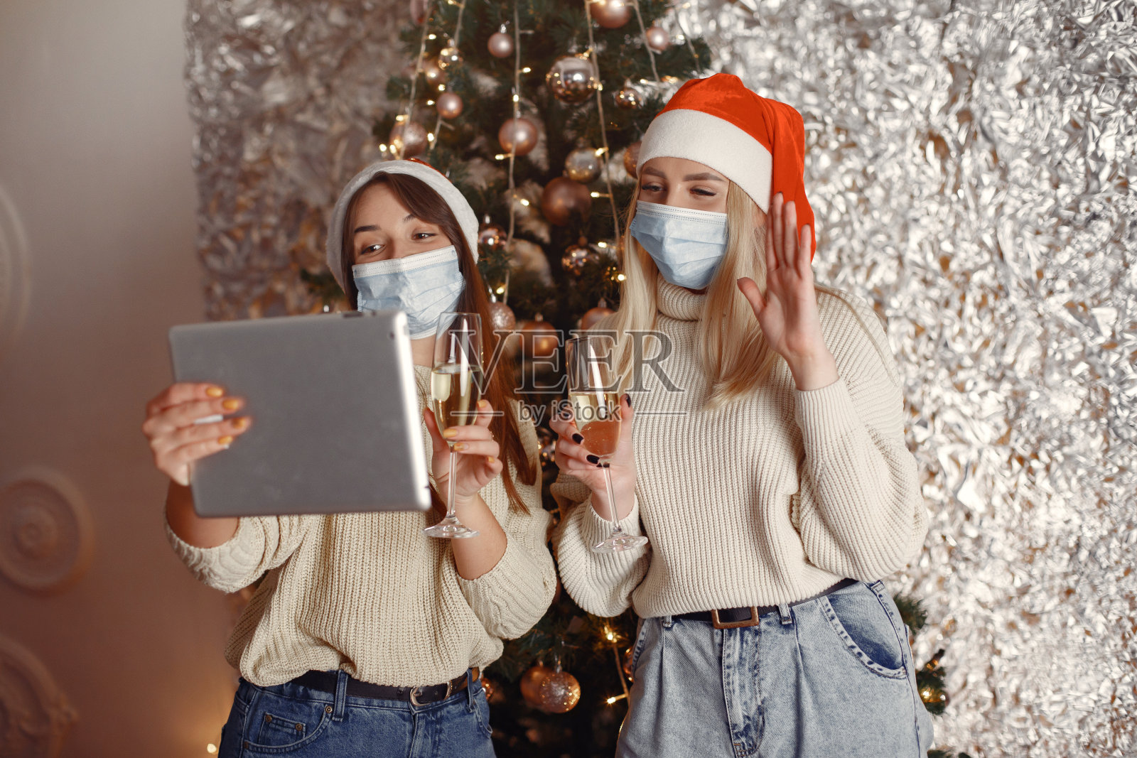 女人有乐趣与她的朋友视频聊天在家里圣诞节照片摄影图片