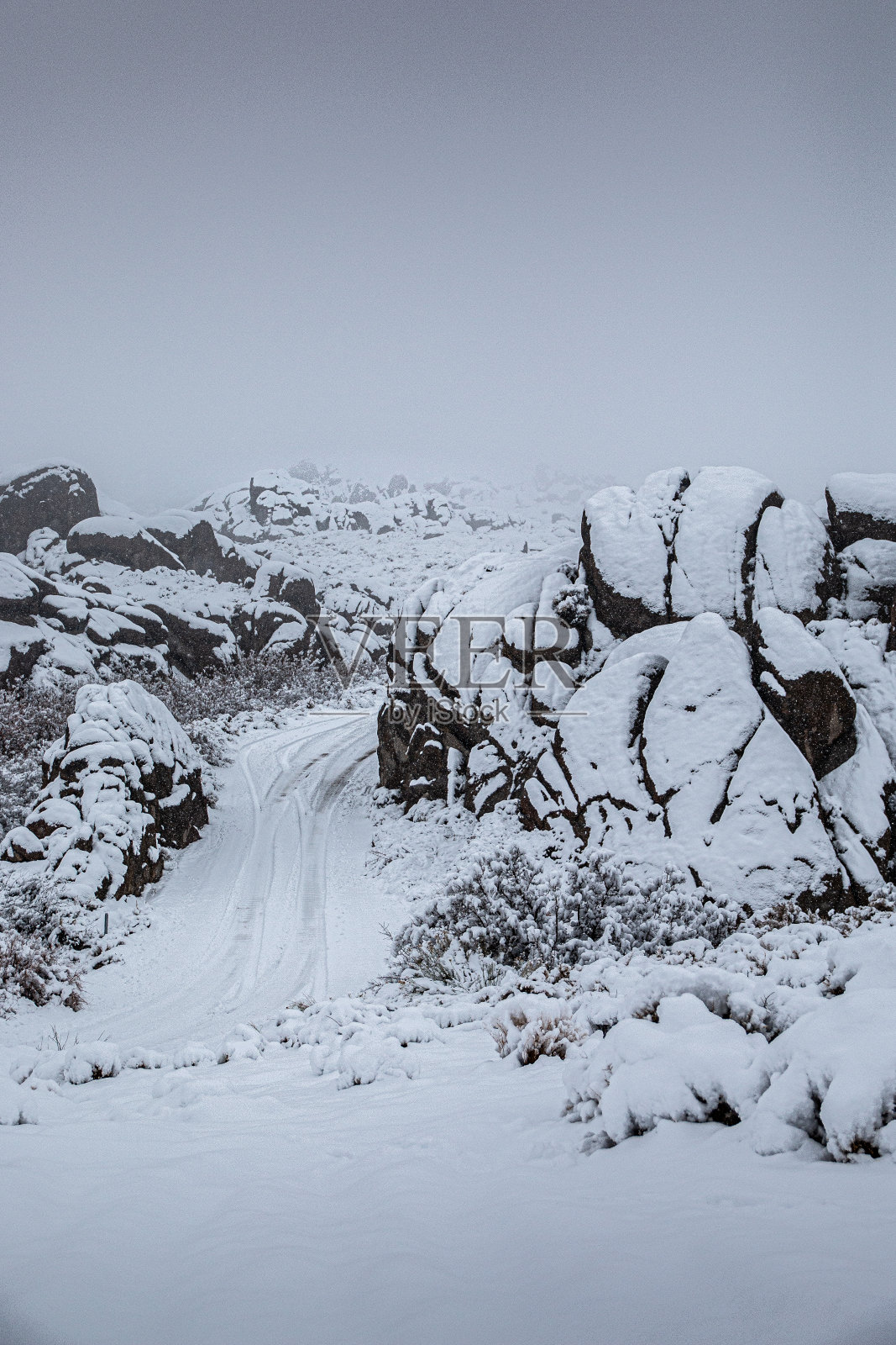 穿越岩石的雪路照片摄影图片