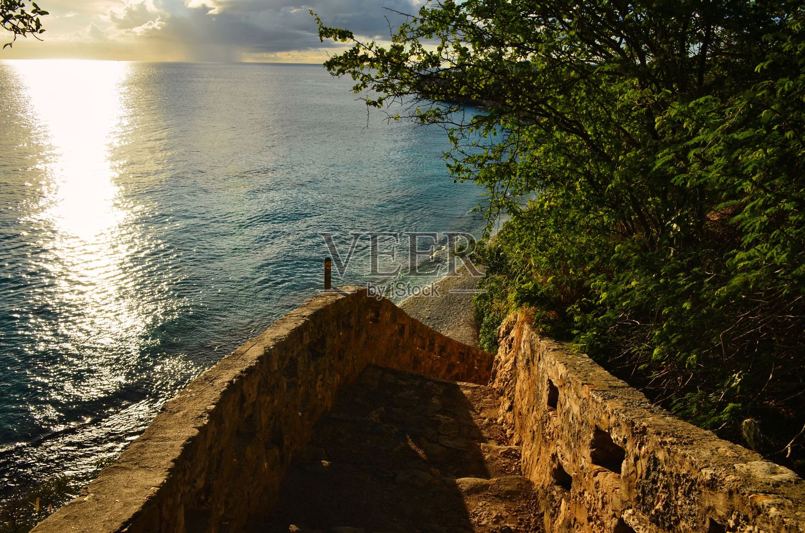 通往加勒比海博内尔岛美丽海滩的楼梯，岛上很好的浮潜和潜水地点。在海边的沙滩上享受放松照片摄影图片