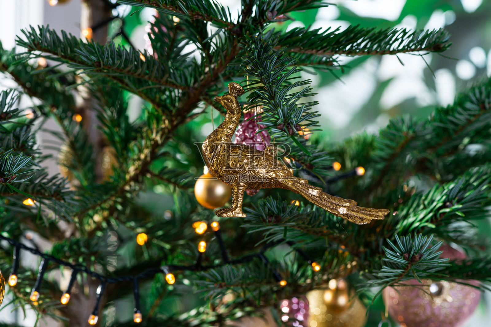 美丽装饰的圣诞树。圣诞树上挂着各种各样的圣诞球，圣诞背景有金色和粉色的球照片摄影图片