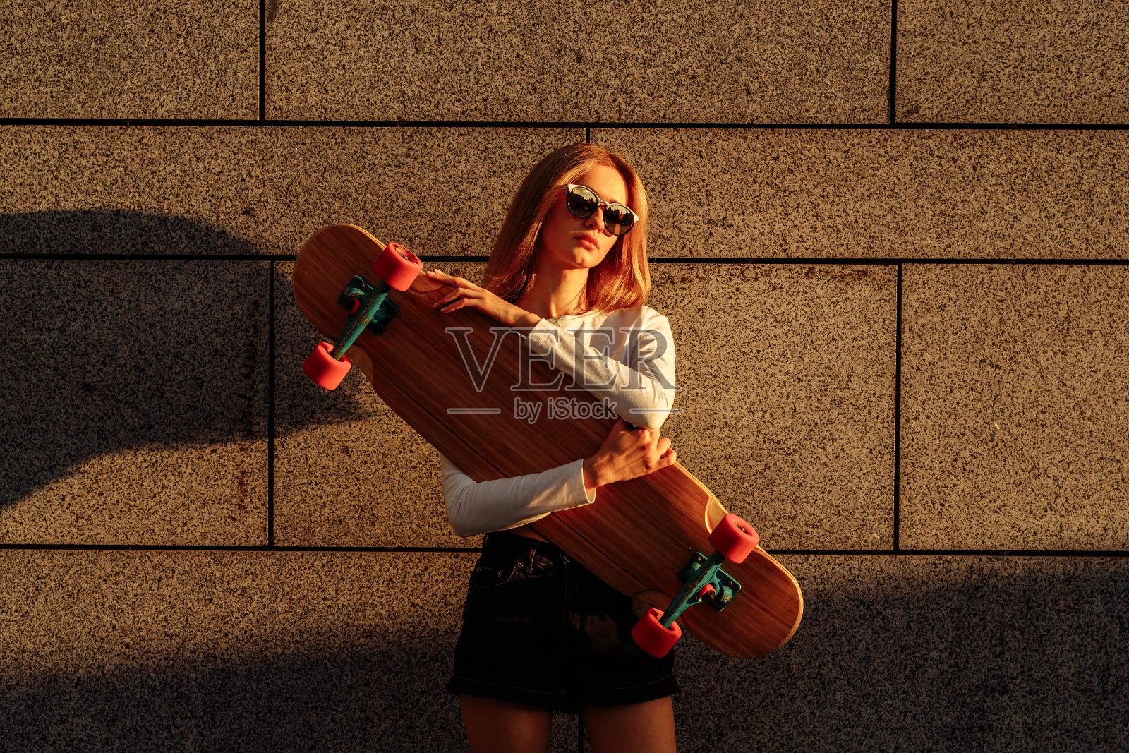 生活方式风格的女人与滑冰。照片摄影图片