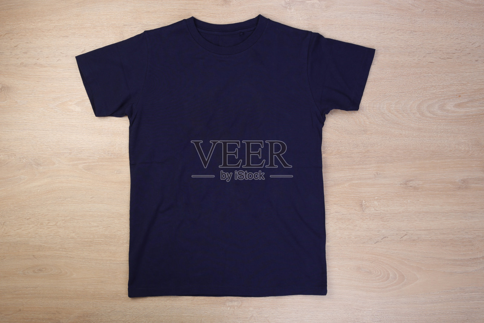 前面是木色背景的深蓝色t恤照片摄影图片