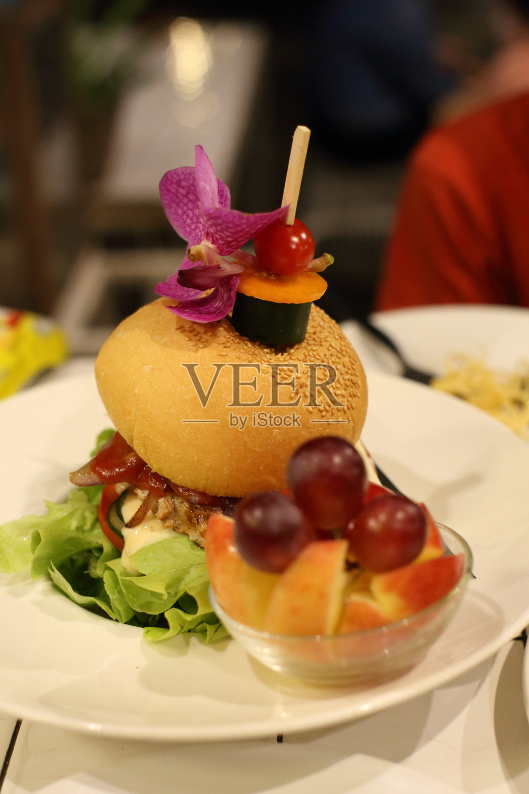 猪肉汉堡配白盘照片摄影图片