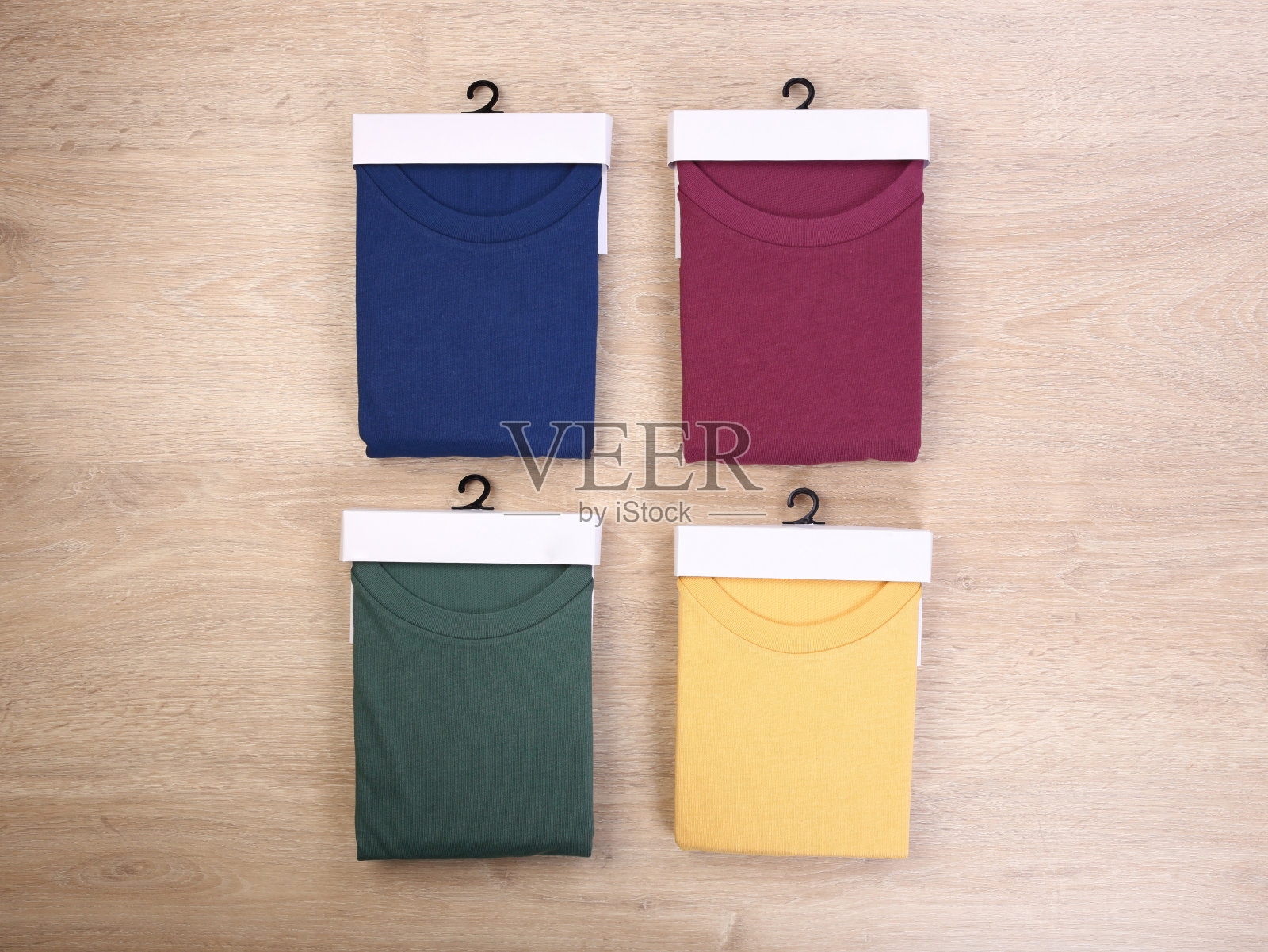 折叠t恤与包装上的木制背景照片摄影图片