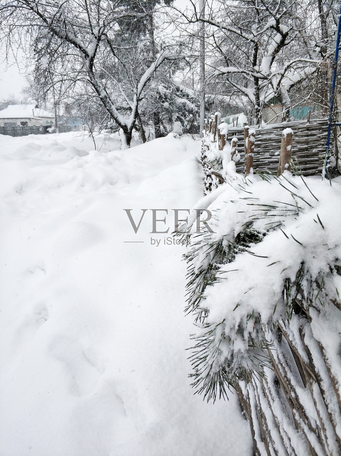 冬天的风景。一个遥远的村庄，位于地球上寒冷的地方。白雪覆盖的道路照片摄影图片