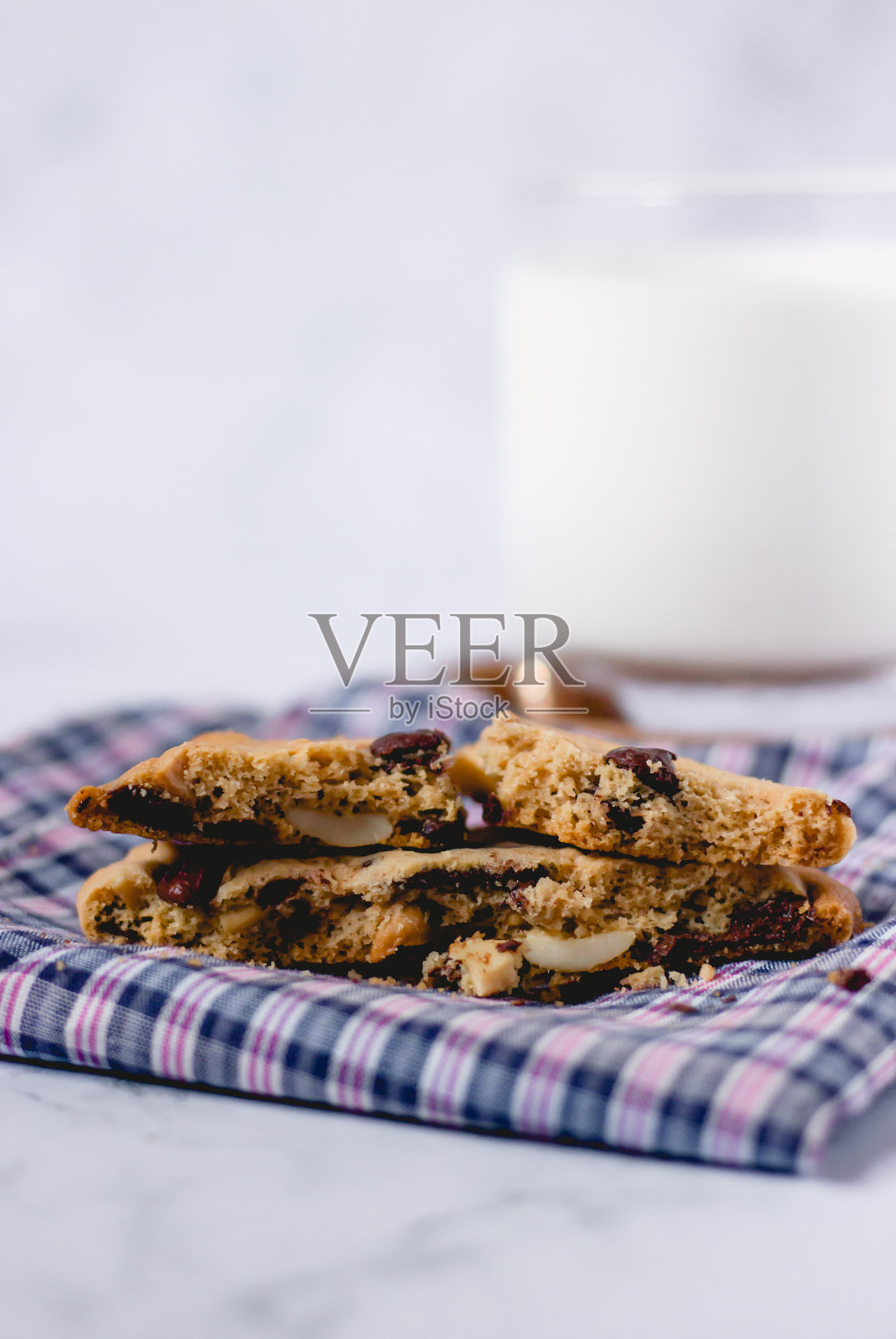 餐巾上的巧克力饼干和模糊的牛奶背景照片摄影图片