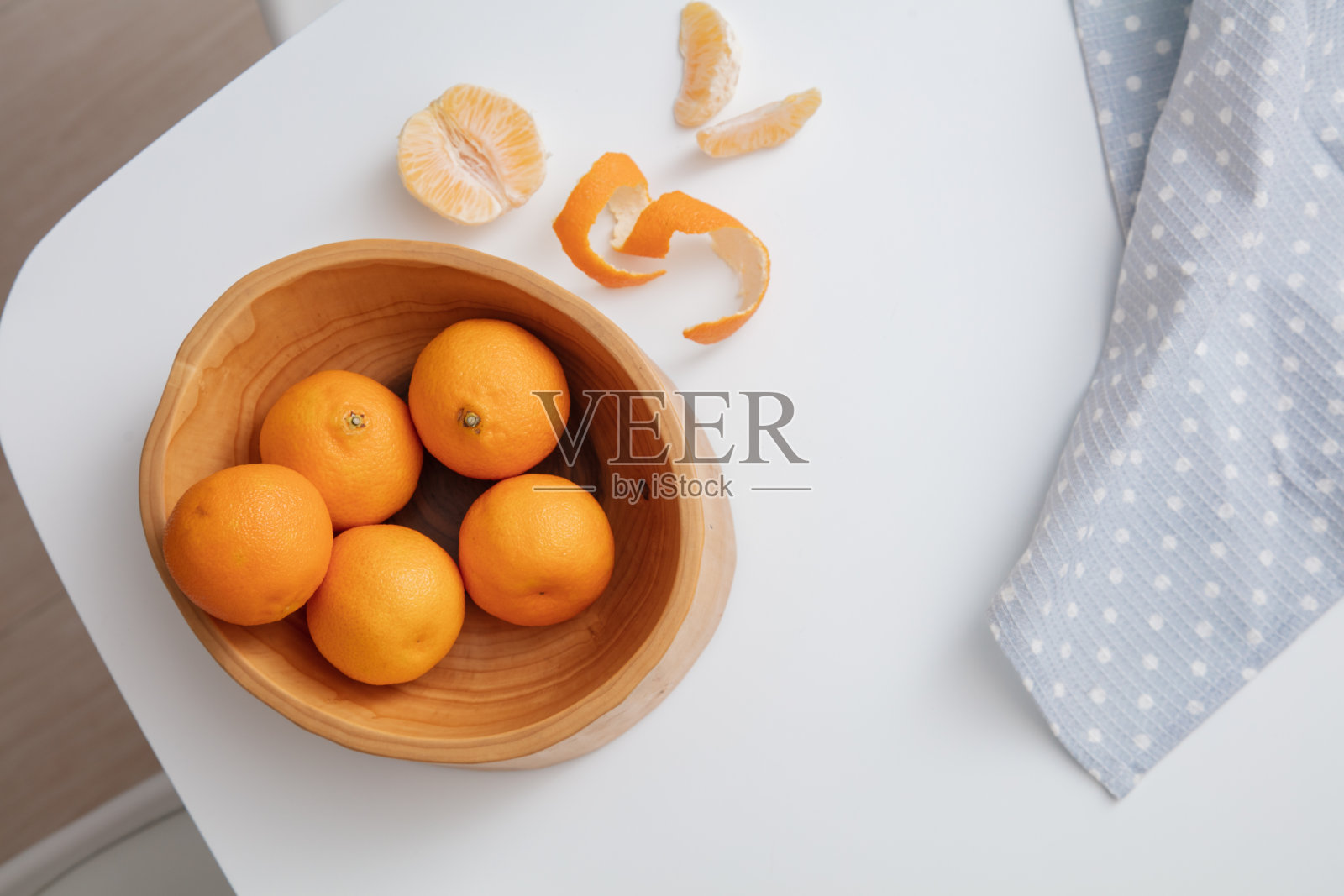 俯视图新鲜的桔子或橘子在木碗照片摄影图片