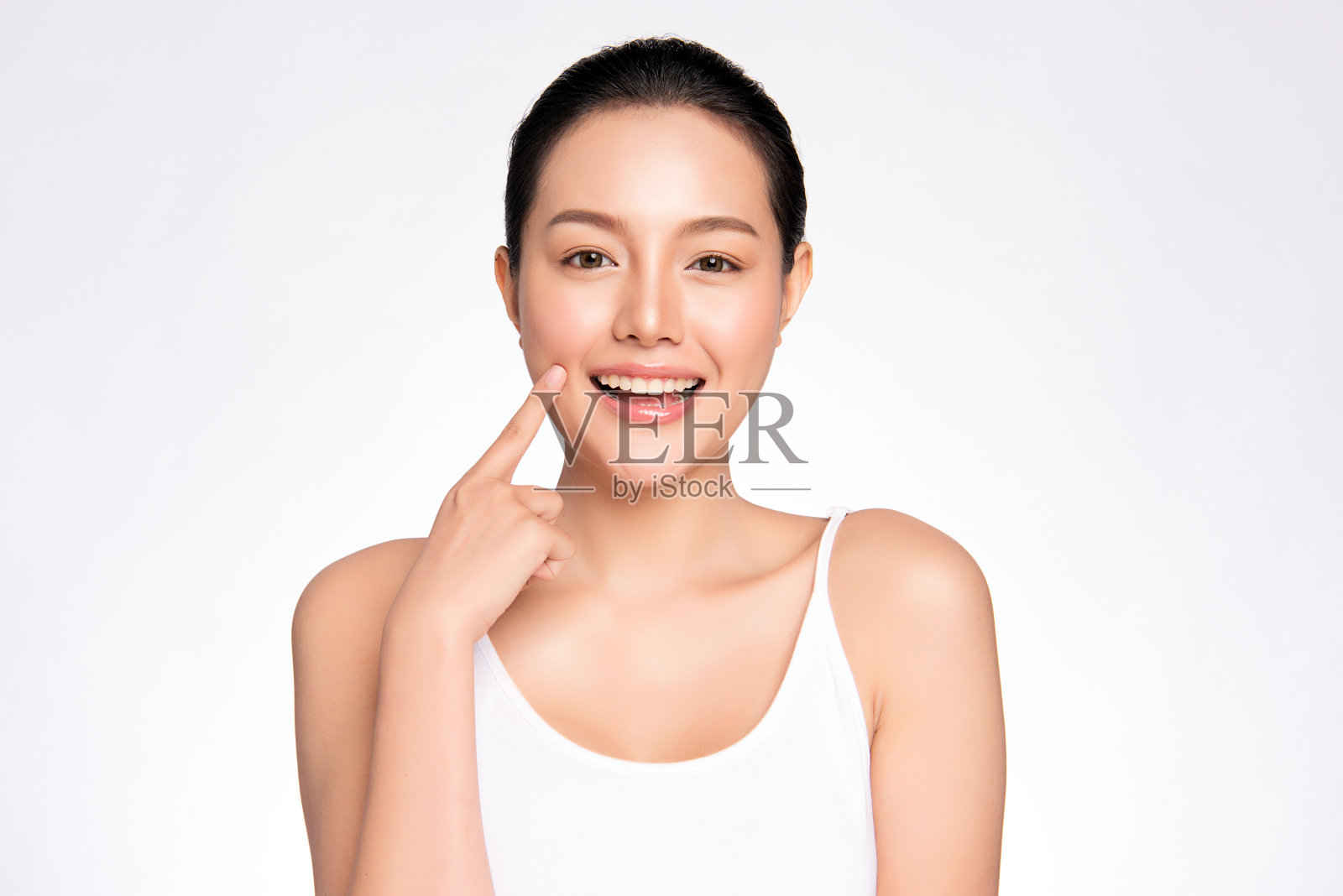 美丽的年轻亚洲女人与干净的新鲜的皮肤在白色的背景，面部护理，面部治疗，美容，美容和水疗，亚洲妇女肖像照片摄影图片