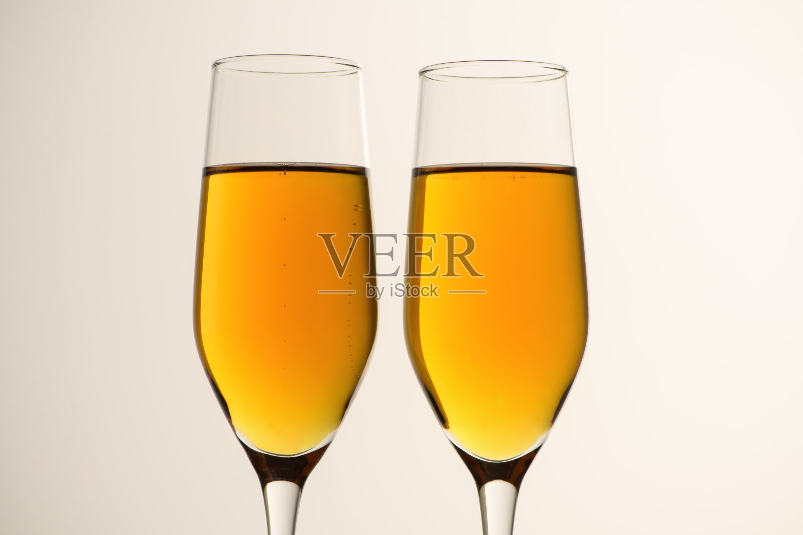 两杯香槟，灰色背景下的葡萄酒。酒精饮料:香槟、啤酒、白葡萄酒。新年和圣诞节的背景。情人节照片摄影图片