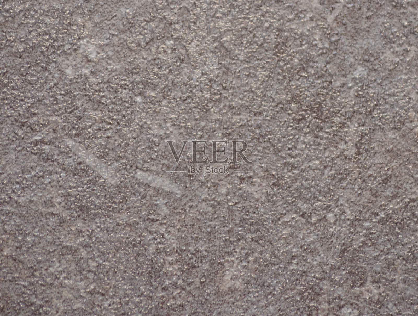 天然石材表面粗糙加工，有磨痕和棕色侵蚀痕迹。照片摄影图片