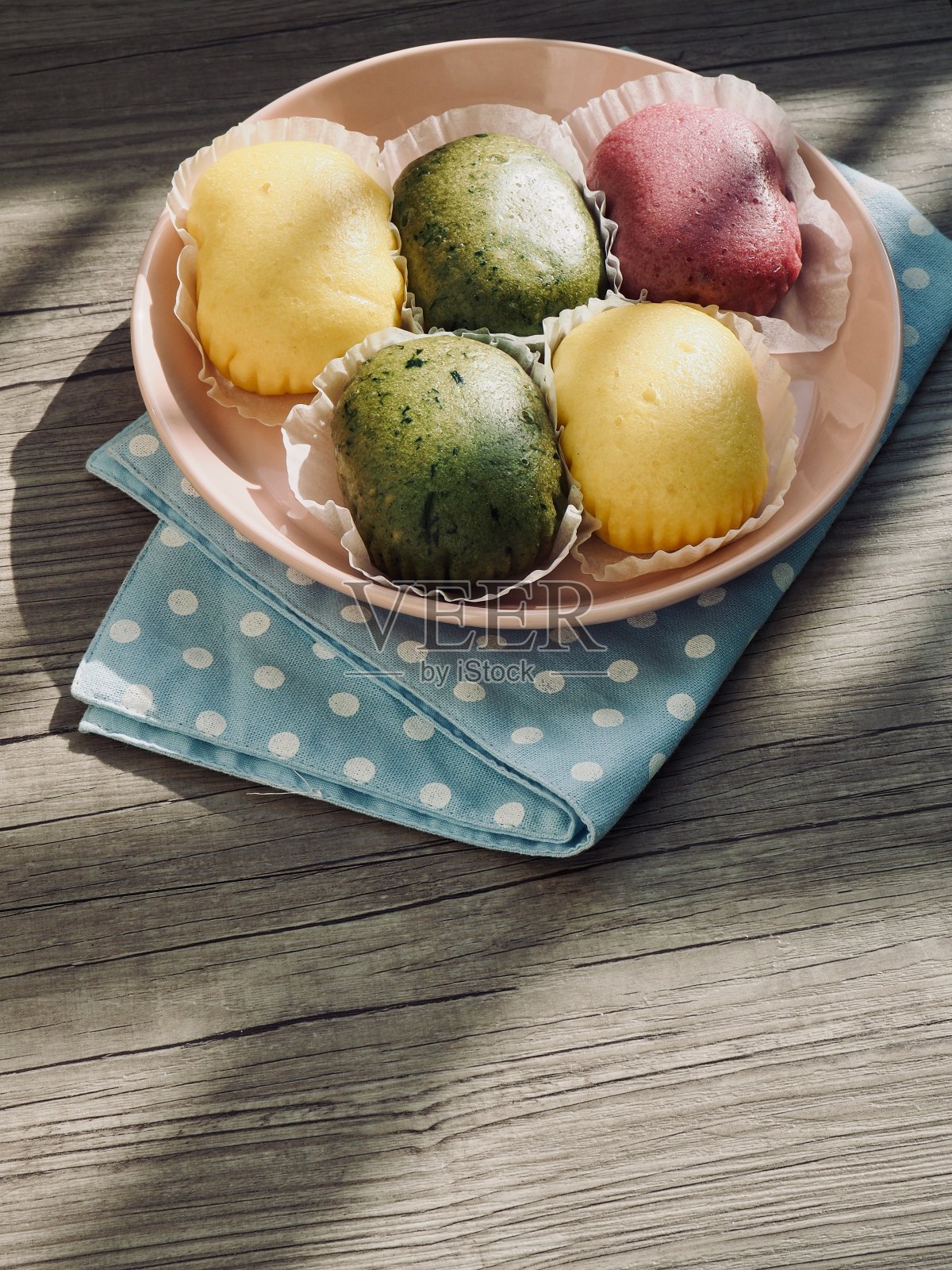 亚洲食物，黄色，绿色和紫色的年糕照片摄影图片