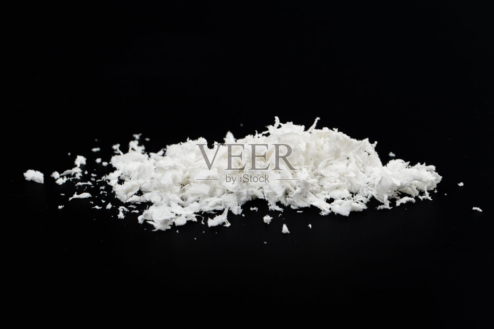 黑色背景上的白色人造雪照片摄影图片