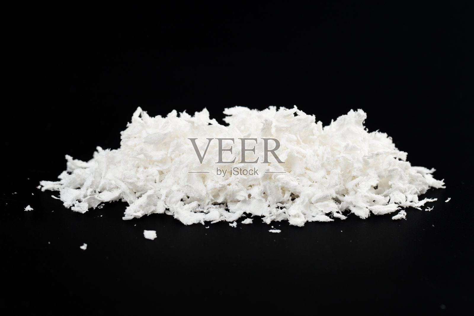 黑色背景上的白色人造雪照片摄影图片