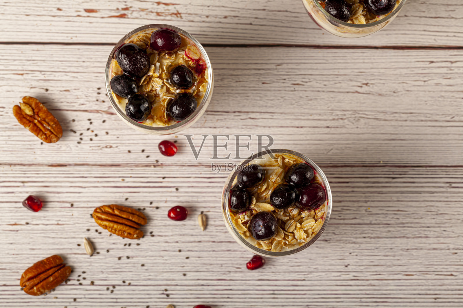 美味的水果和酸奶冻杯充满了多层什锦，奇亚籽，新鲜浆果，燕麦卷，和自制酸奶照片摄影图片