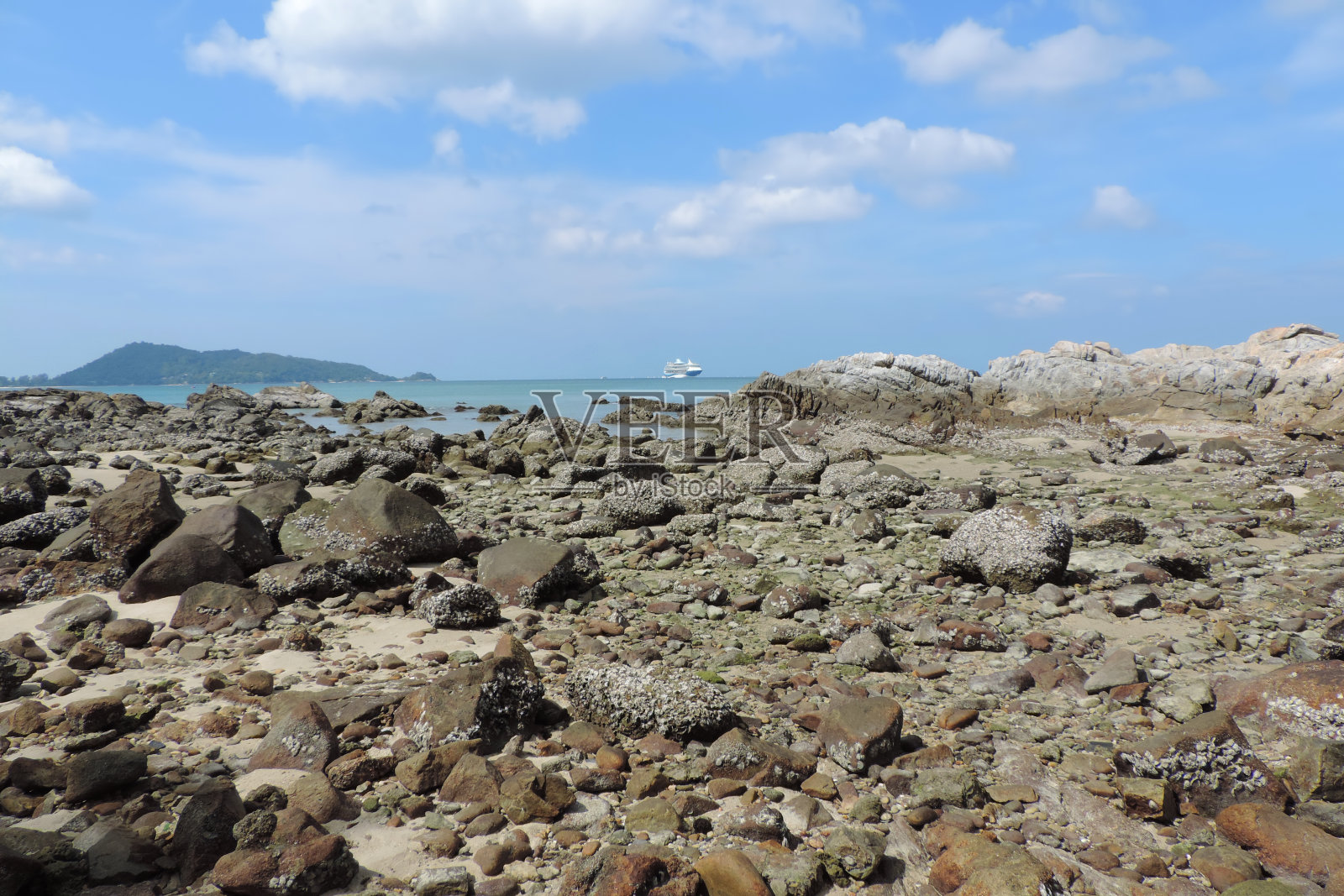 风景如画的岩石海岸巨大的巨石，海景和游轮在远处照片摄影图片