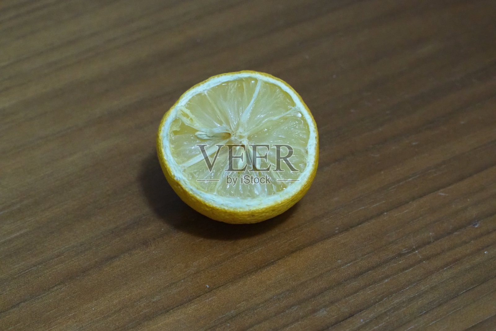 柠檬放在木桌上照片摄影图片