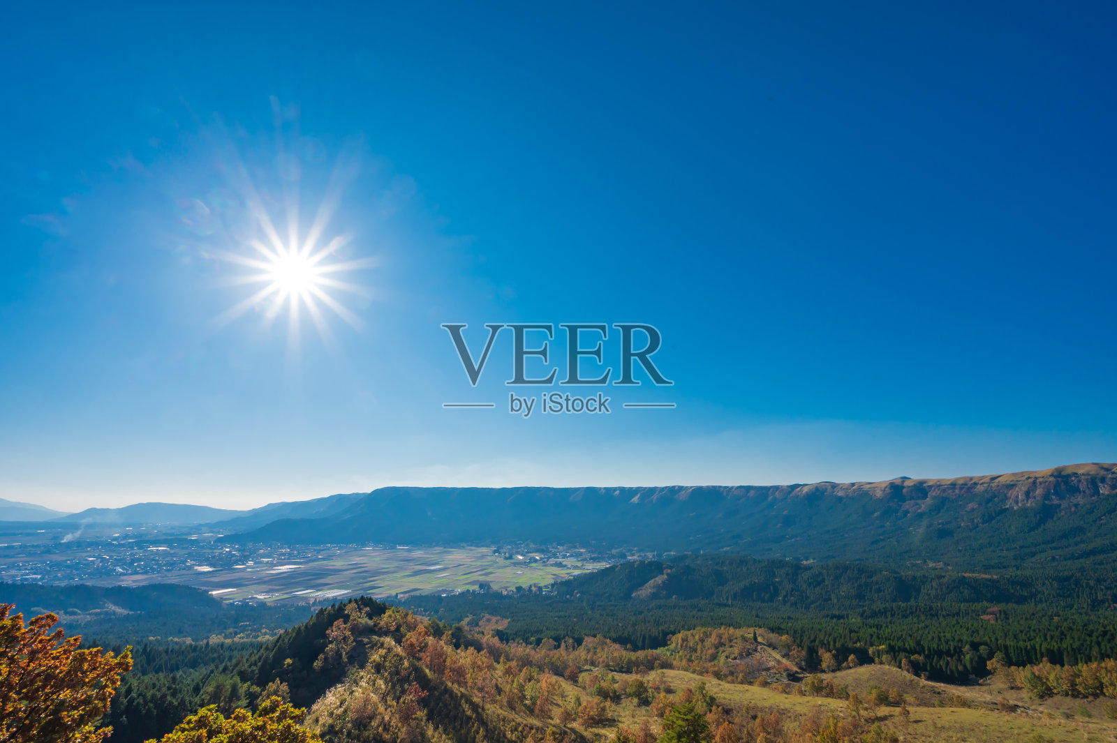 秋季从阿苏牛奶路看到的阿苏市和阿苏山照片摄影图片