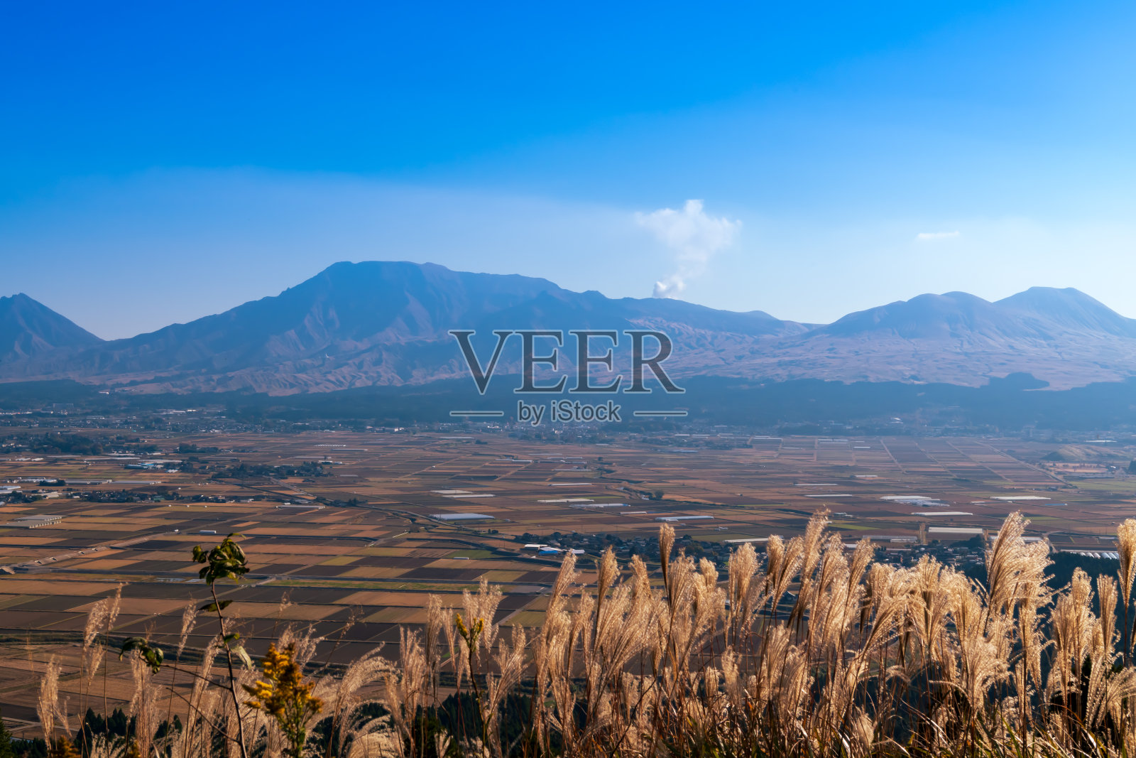 秋季从阿苏牛奶路看到的阿苏市和阿苏山照片摄影图片