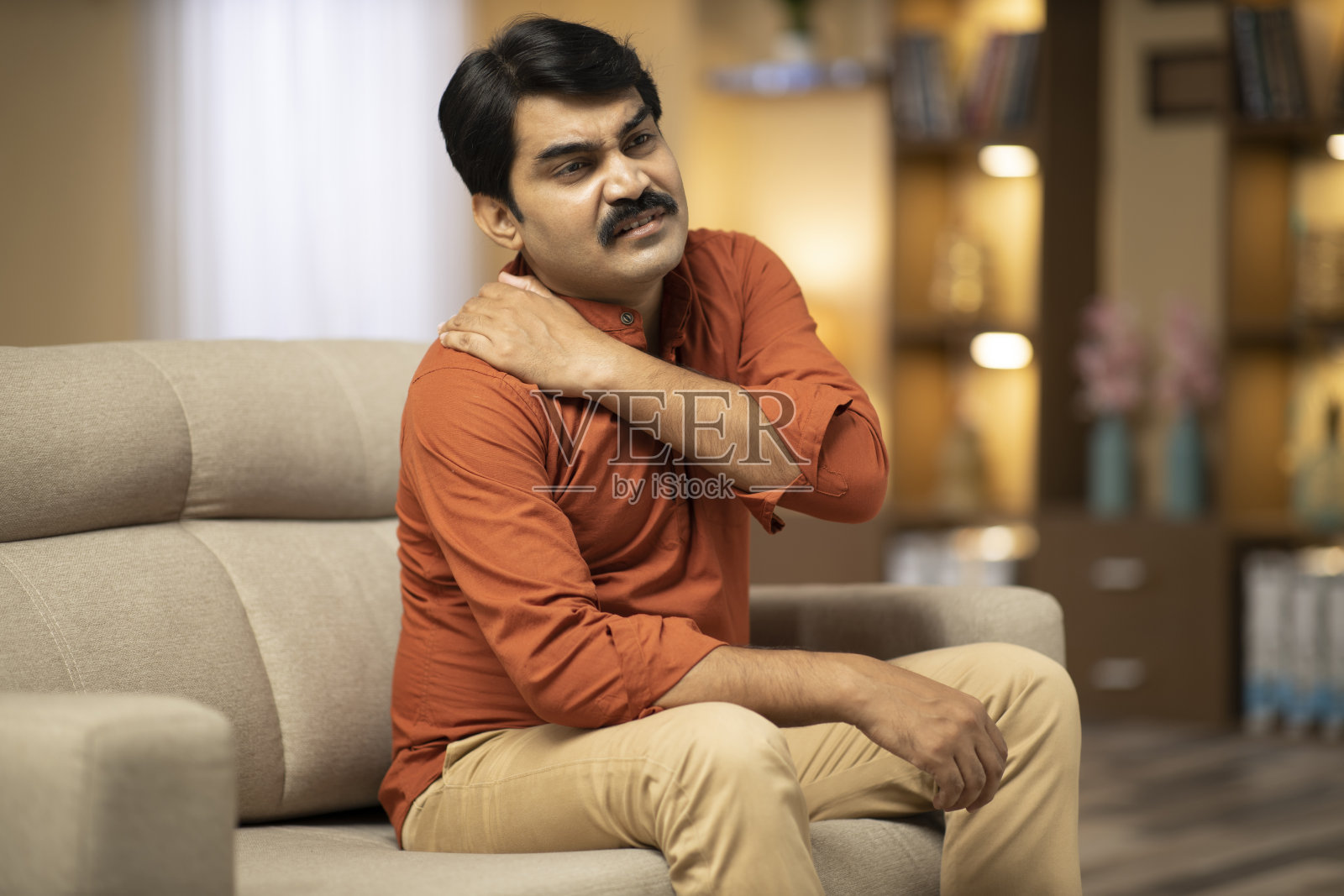 成熟男人坐在家中沙发-库存照片照片摄影图片