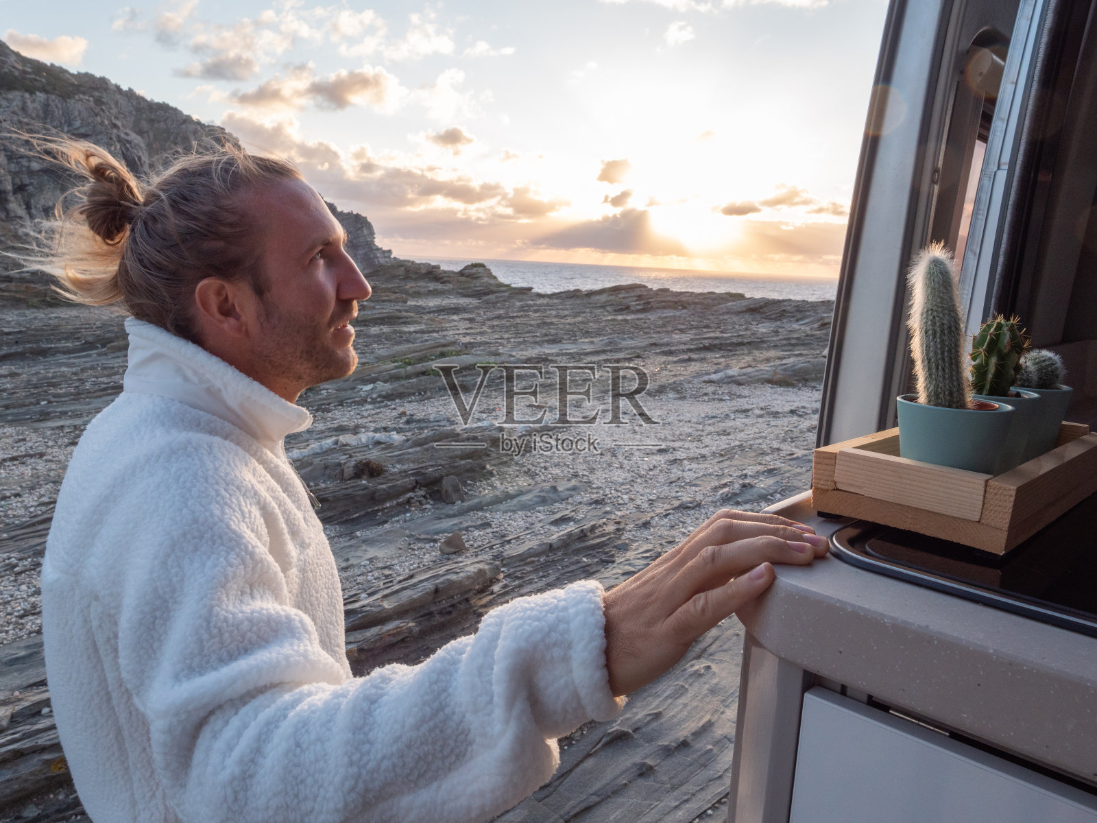 男人在货车里眺望海岸线照片摄影图片