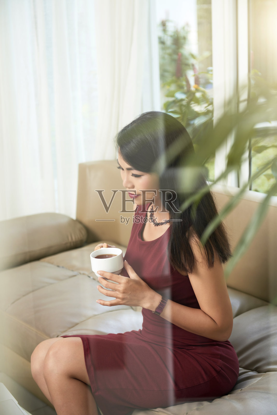 女商人在笔记本电脑上阅读文章照片摄影图片