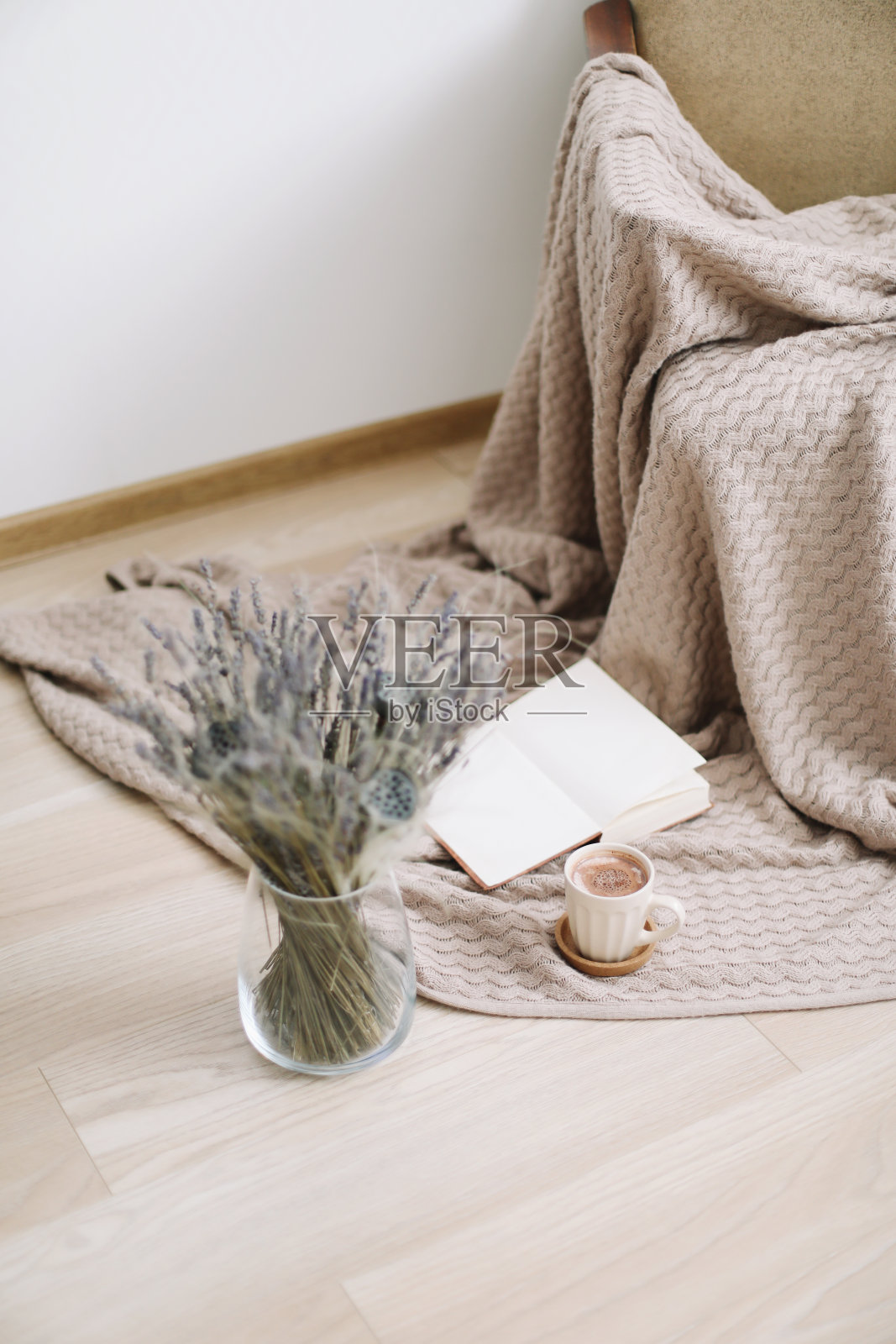 干花，一杯卡布奇诺和一本木制背景的书。前视图。flatlay照片摄影图片