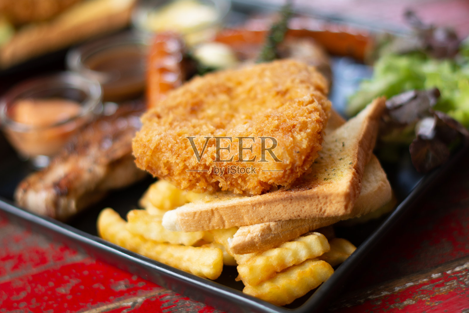 俯视图混合牛排和新鲜的绿色香草沙拉和火龙果在复古的木桌上照片摄影图片