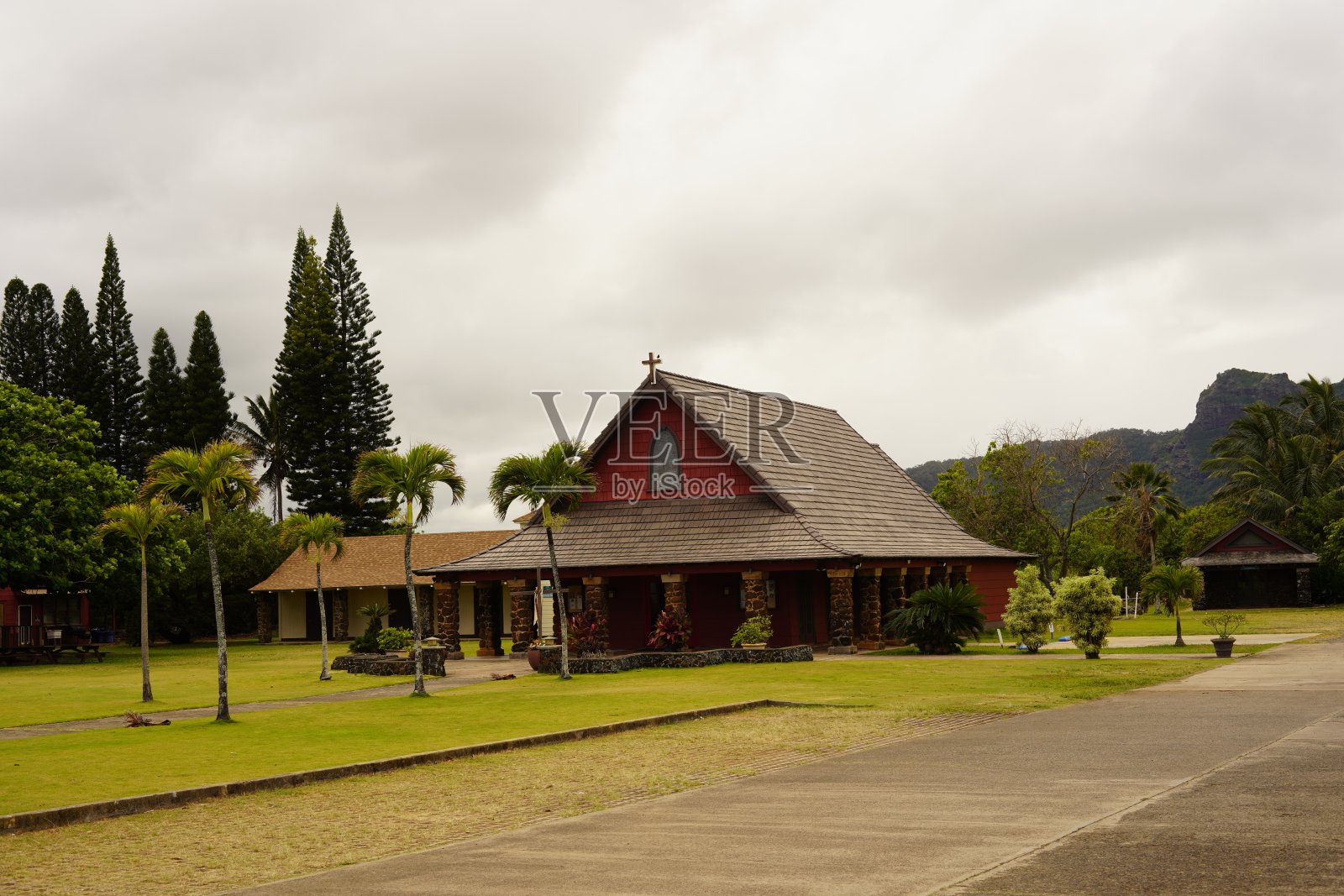 考艾岛上一座花园中的小教堂照片摄影图片