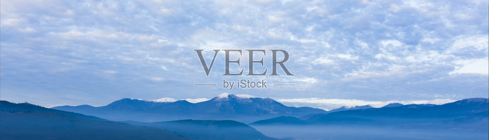 (选择性聚焦)令人惊叹的景观周围的雾和云在雨天。意大利托斯卡纳神秘景观与复制空间。照片摄影图片