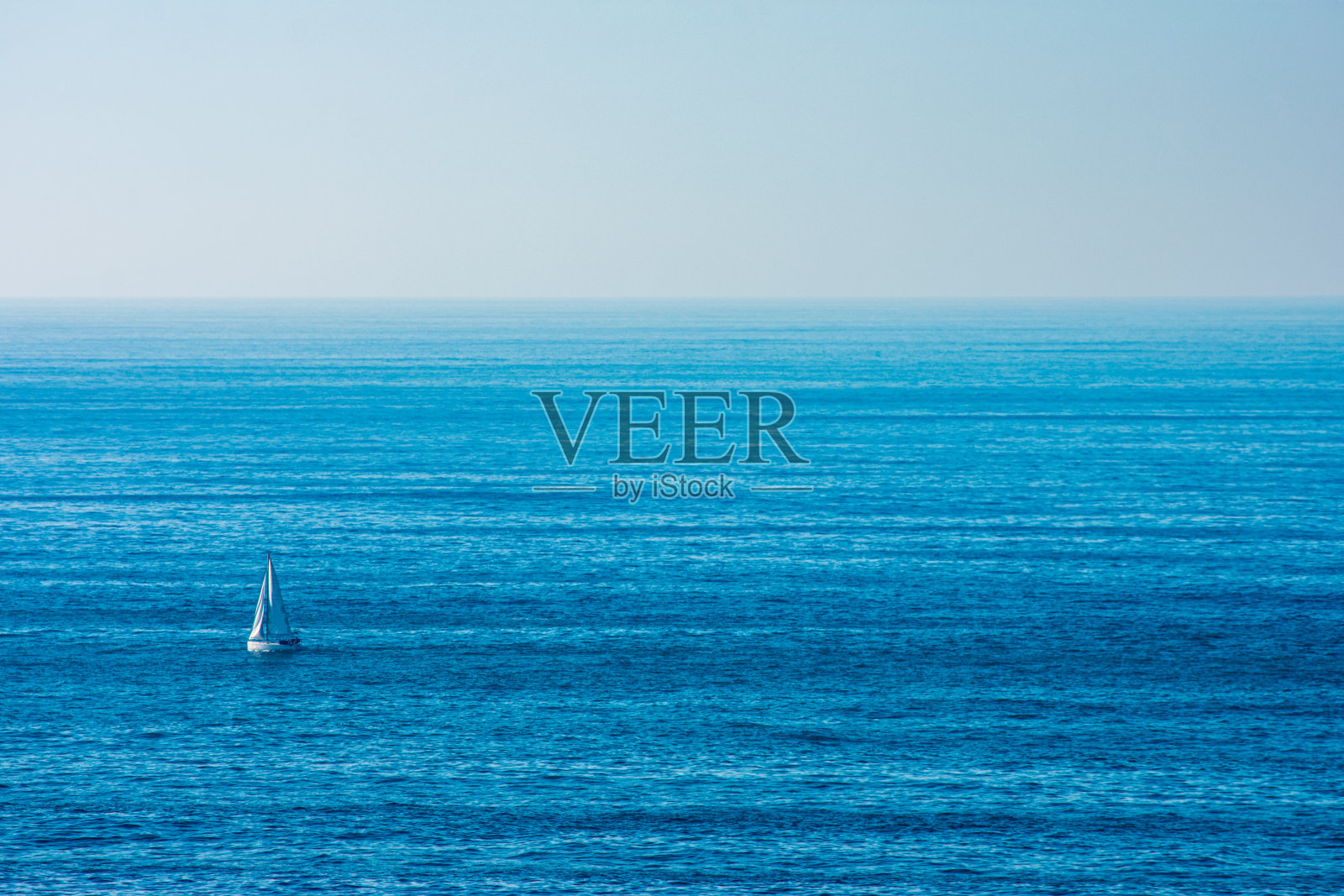 在大海中航行的帆船照片摄影图片