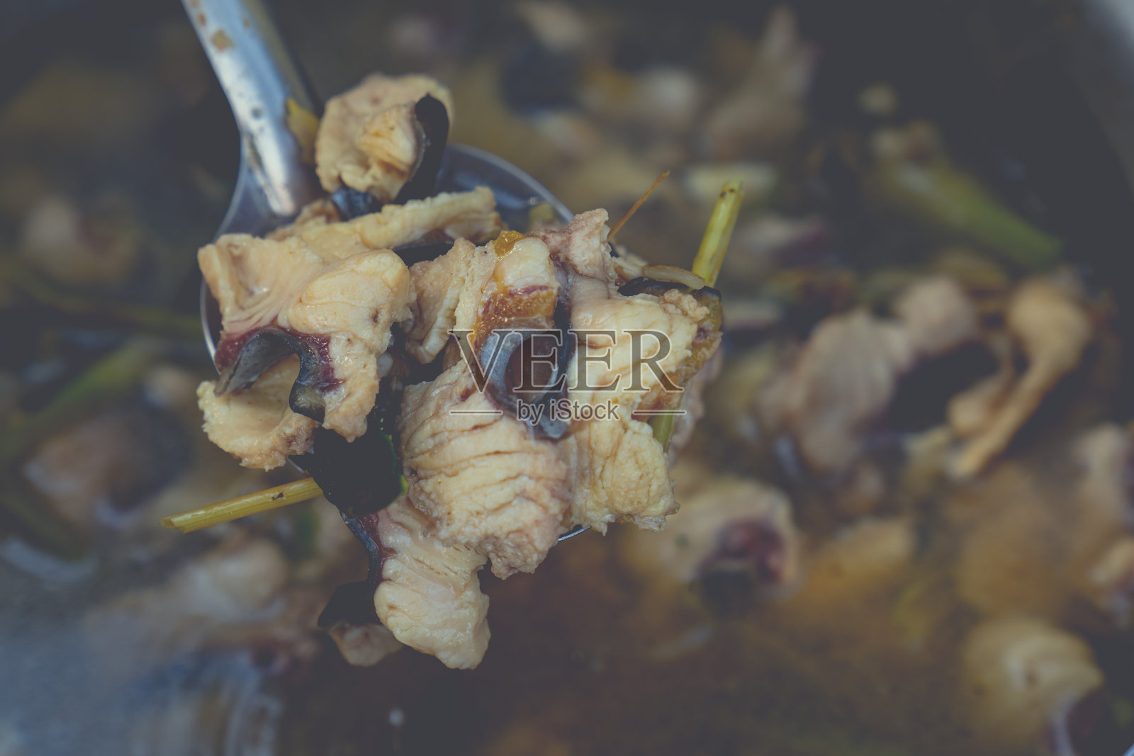 在模糊的背景下，在沸腾的锅中切鱼照片摄影图片