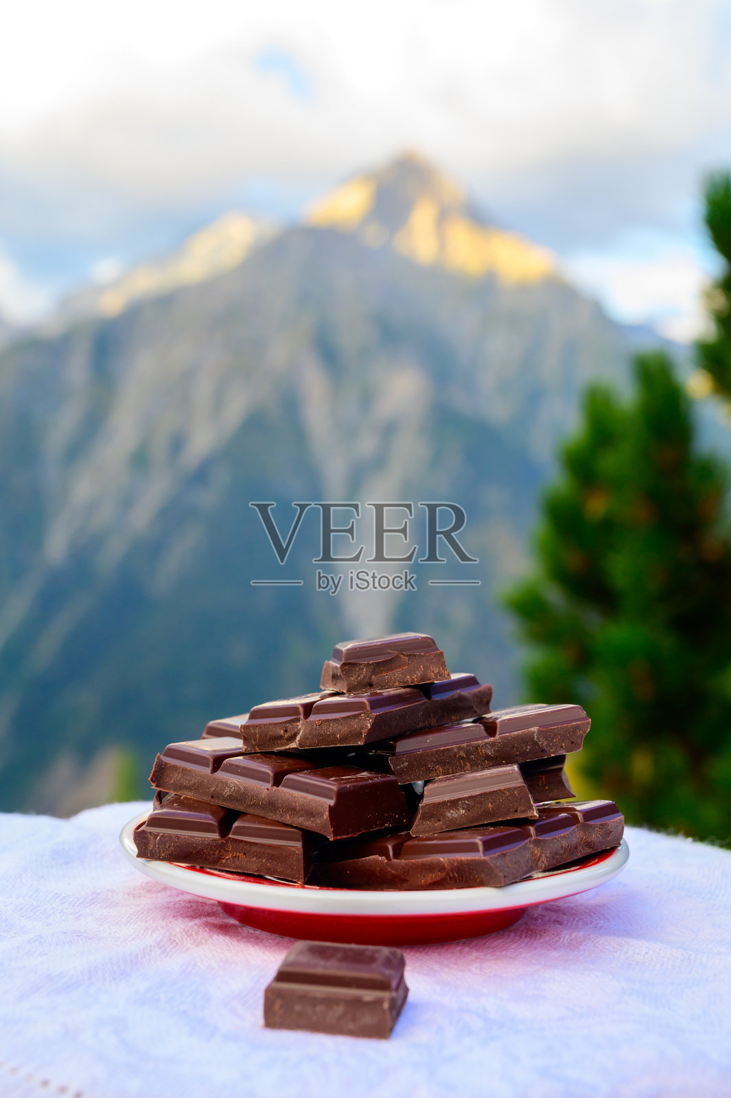 手工纯黑瑞士巧克力和阿尔卑斯山脉的背景照片摄影图片