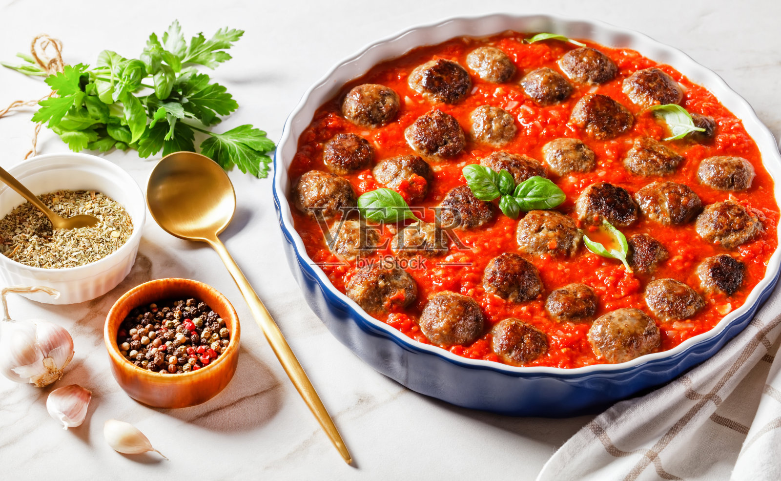 煎肉丸，然后在烤箱里烤照片摄影图片