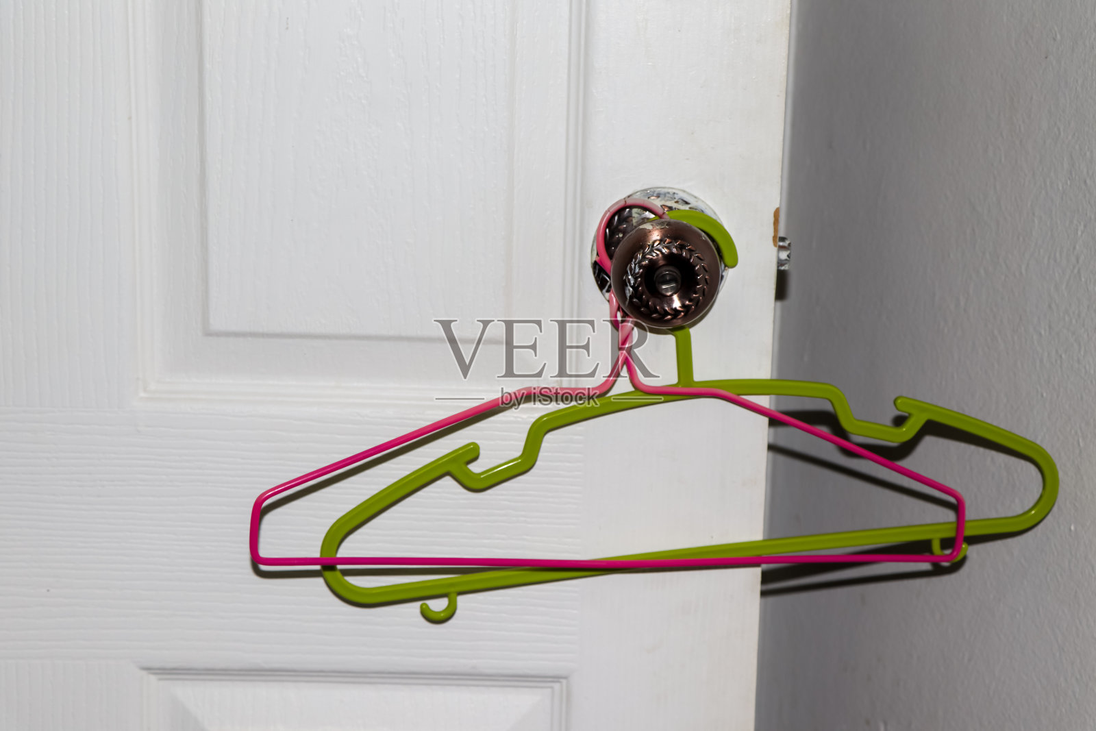 宗教和一扇锁得好好的门照片摄影图片