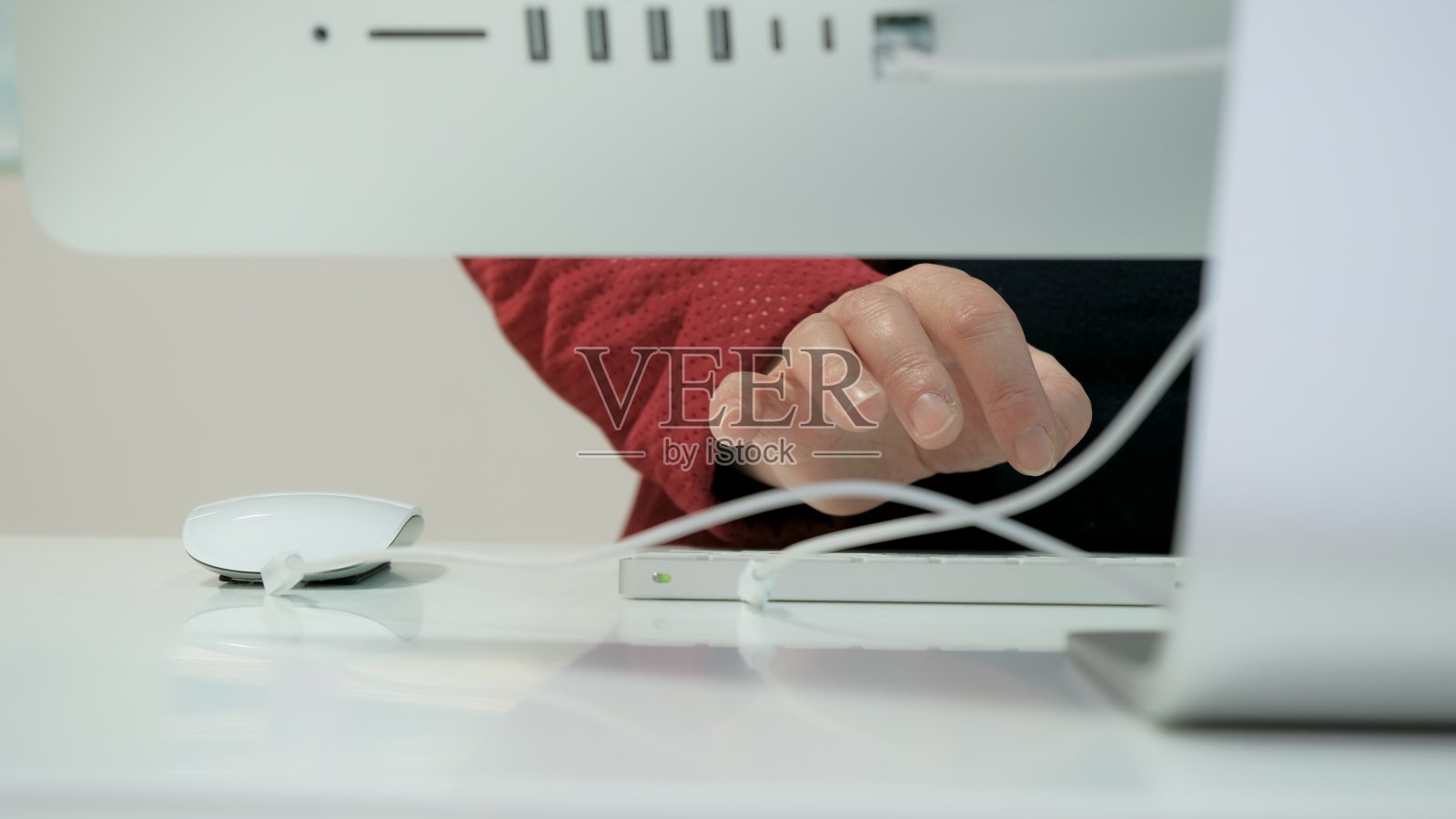 一个女人在一台巨大的白色个人电脑上工作。近距离拍摄照片摄影图片