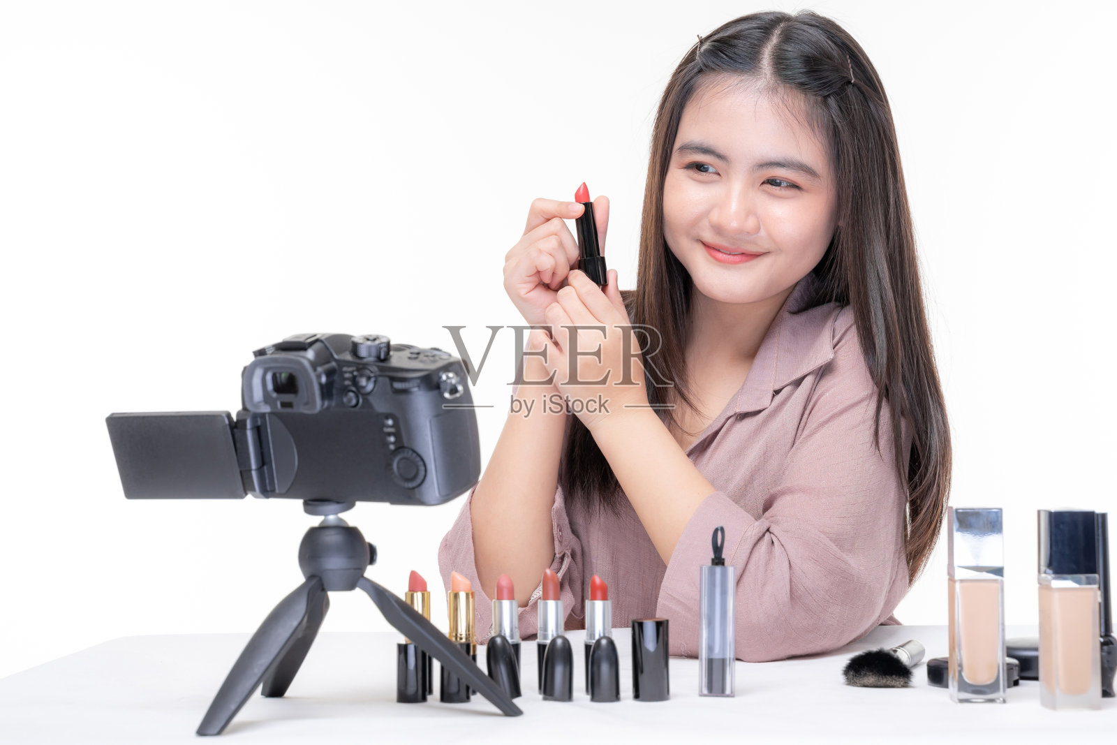 美丽的年轻亚洲女性的美丽视频博主在相机中化妆，博客记录和流媒体视频分享在社交媒体上照片摄影图片