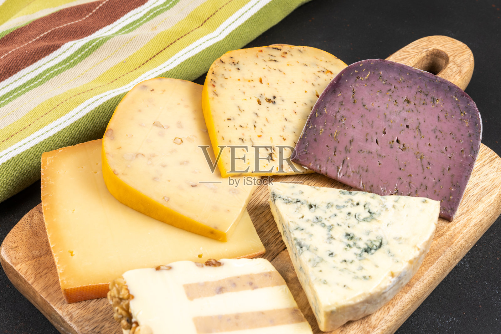 各种独特的奶酪在深色的背景。前视图。照片摄影图片
