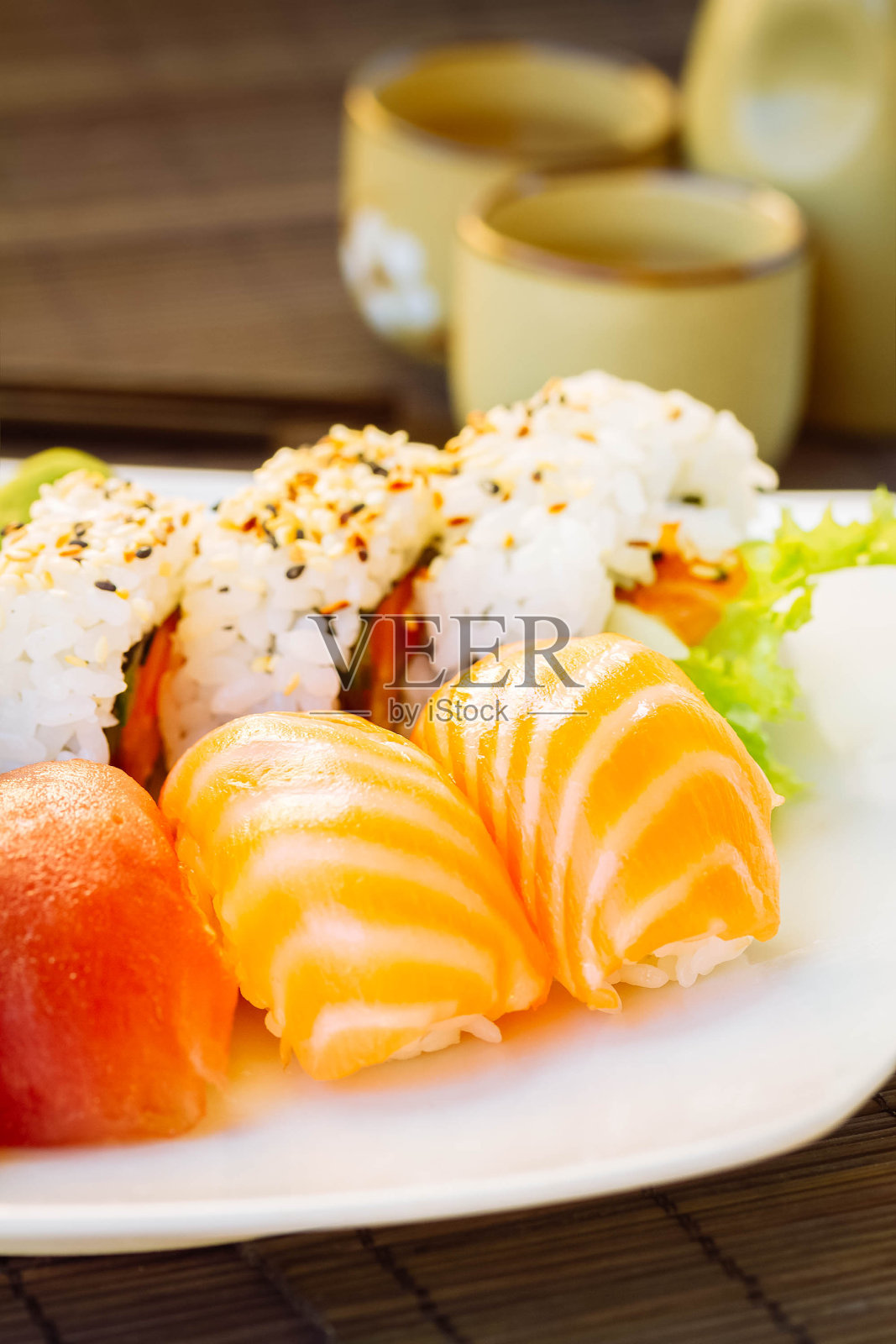 晚餐配寿司照片摄影图片