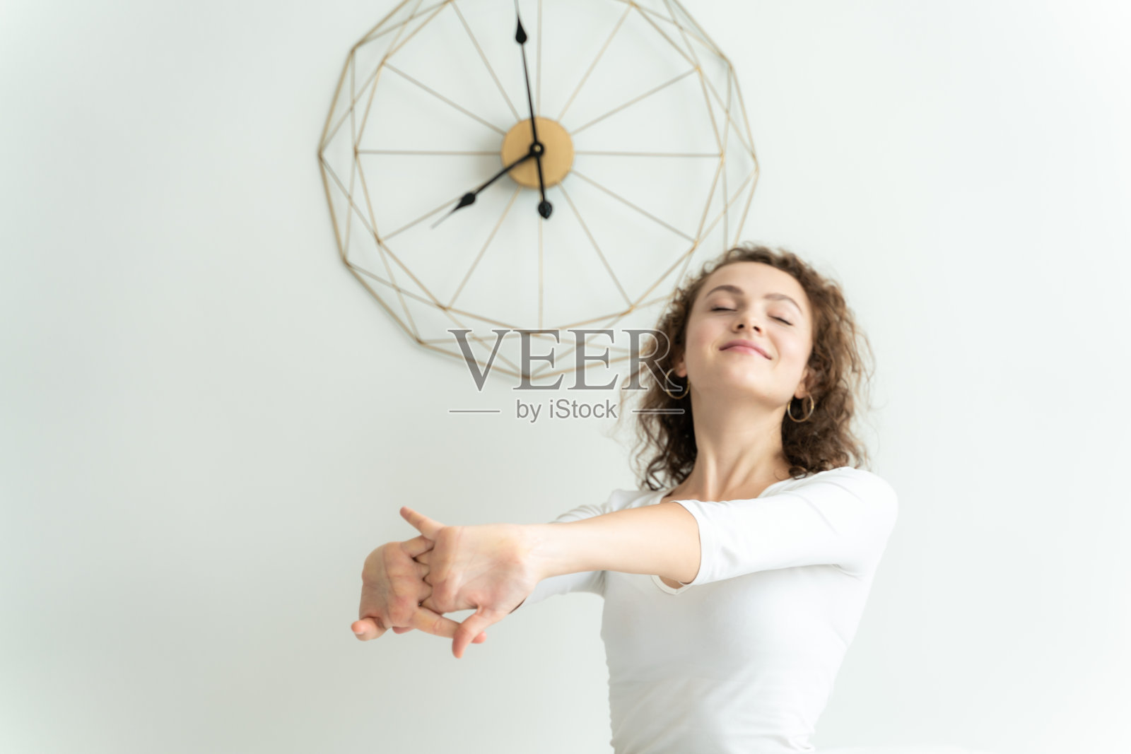 女人早上醒来后在床上伸展照片摄影图片